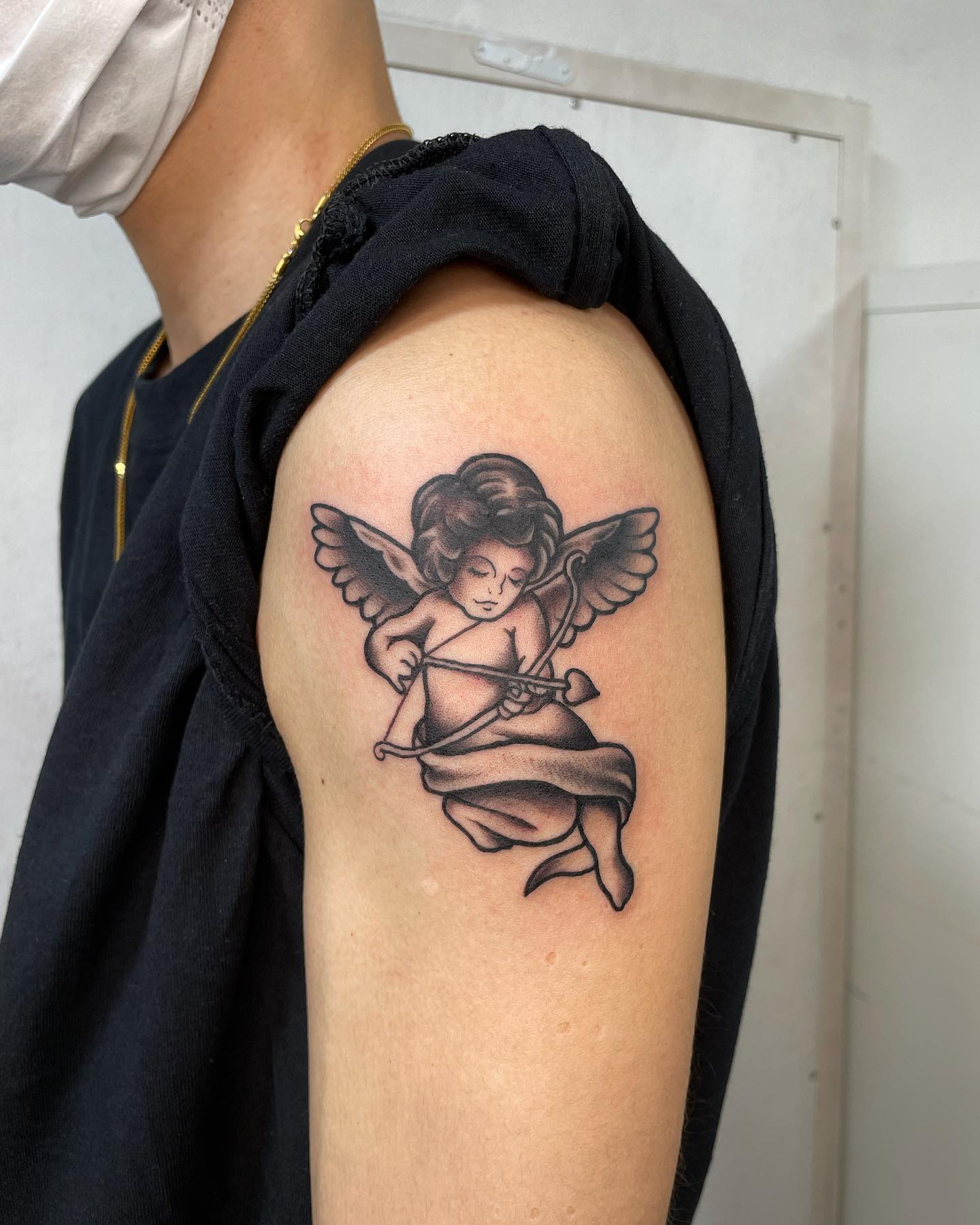 Diseño de tatuaje de hombro de pequeño ángel.