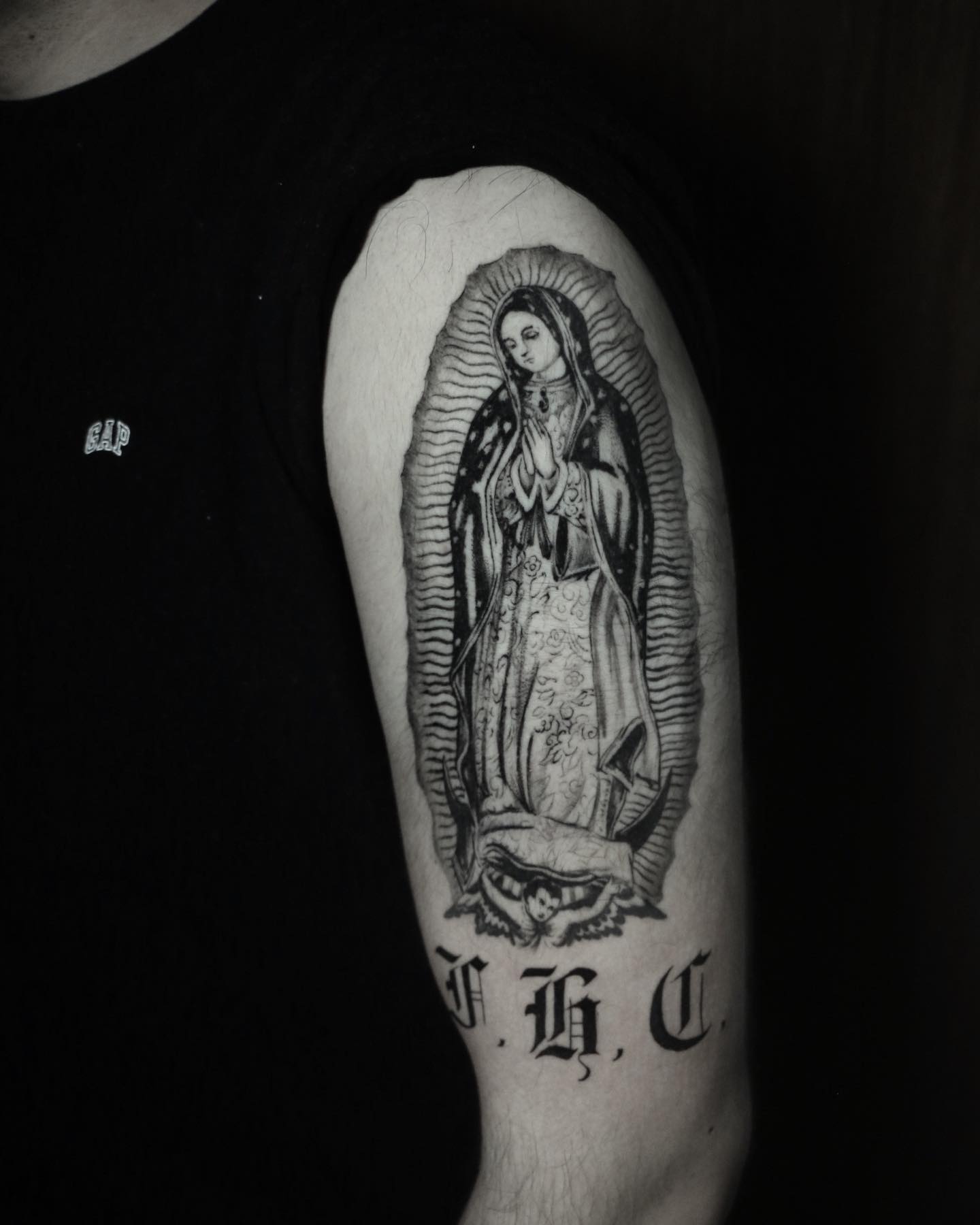 Dotwork tatuaje de la Virgen de Guadalupe