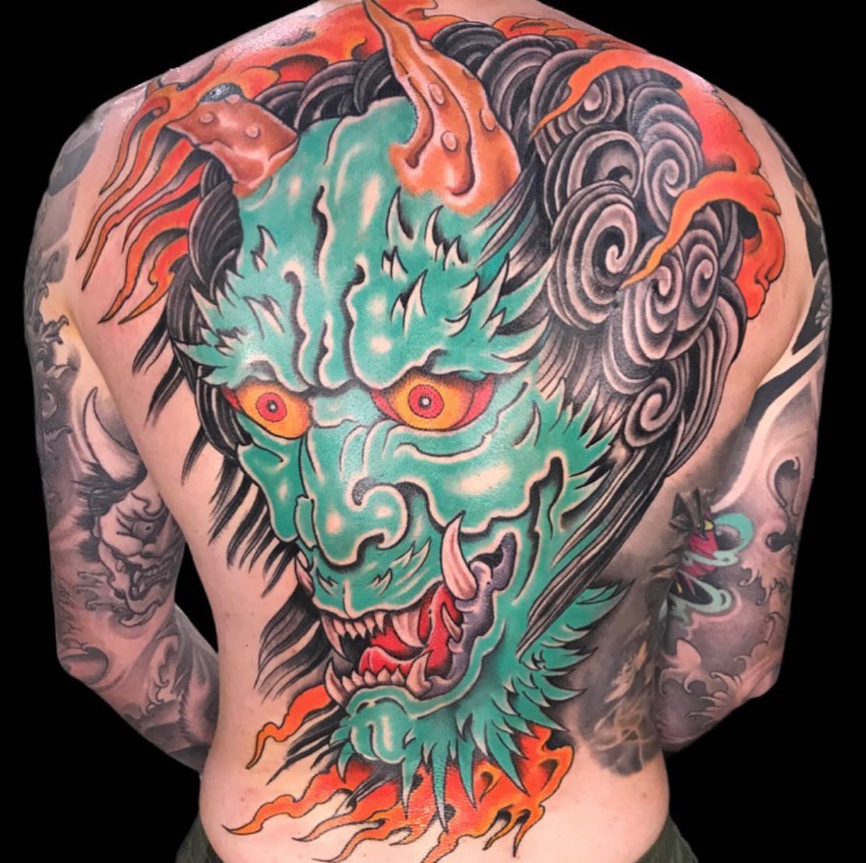 Gran tatuaje de espalda y colorido