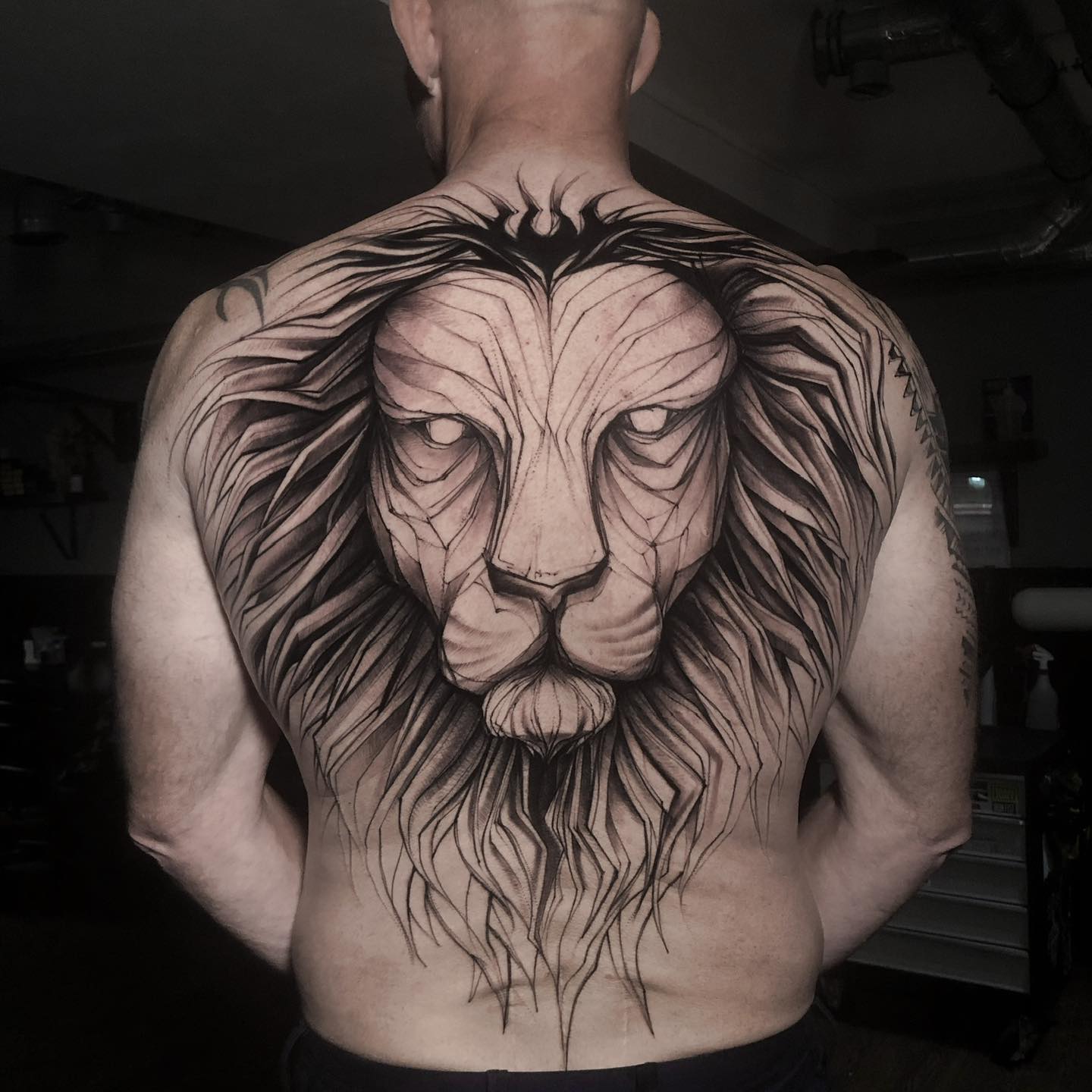 Gran tatuaje de león en la espalda