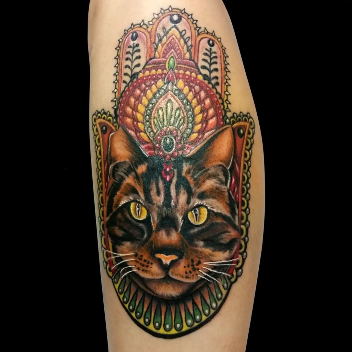 Hamsa y Cat Tattoo (No necesita traducción, son nombres propios)