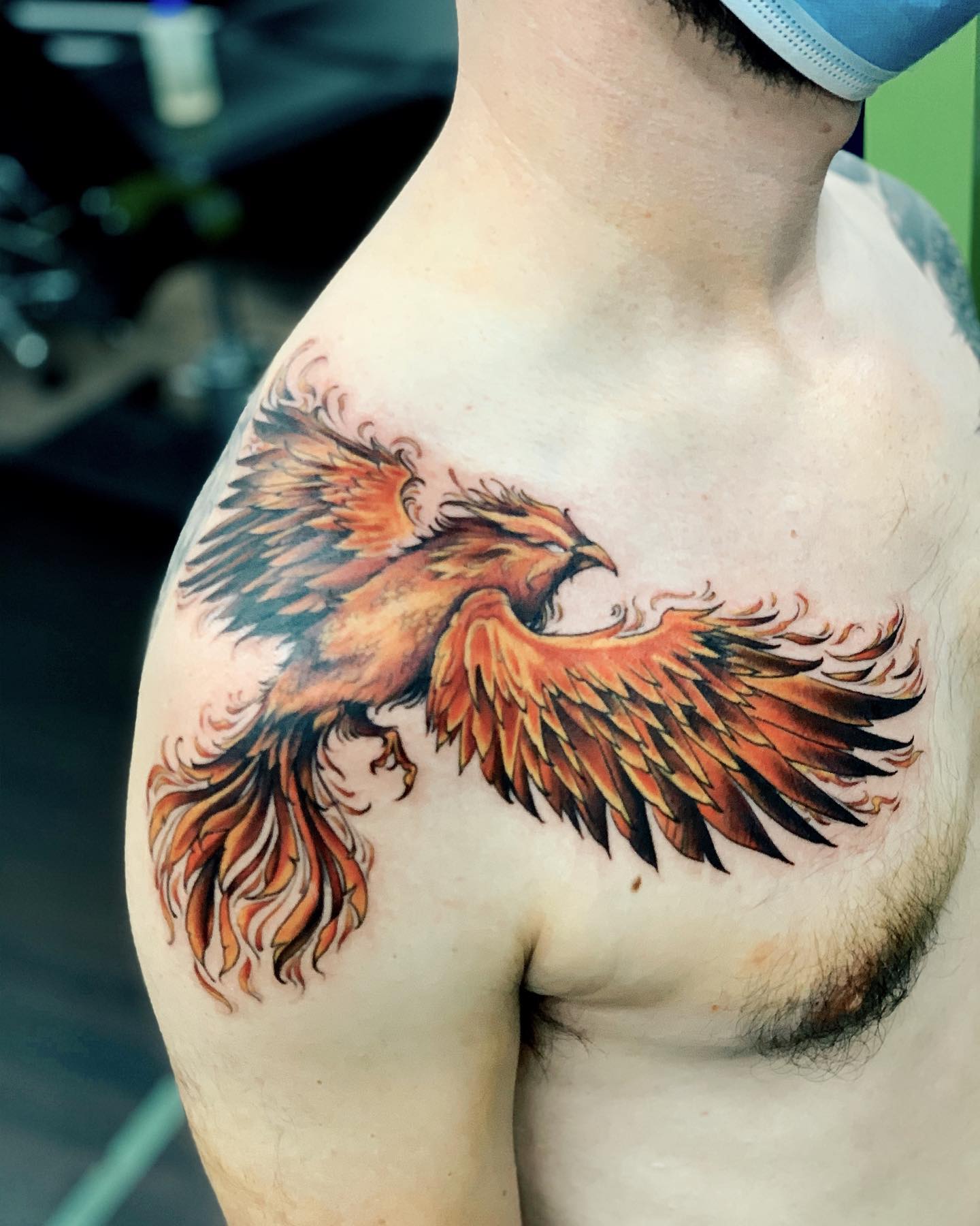 Idea de tatuaje de hombro de Fénix con tinta.