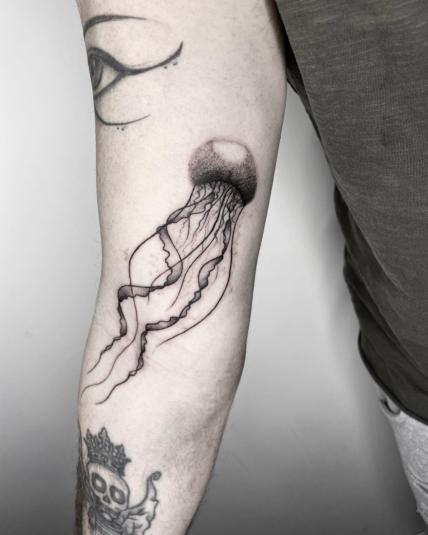 Idea de tatuaje de medusa en el antebrazo.