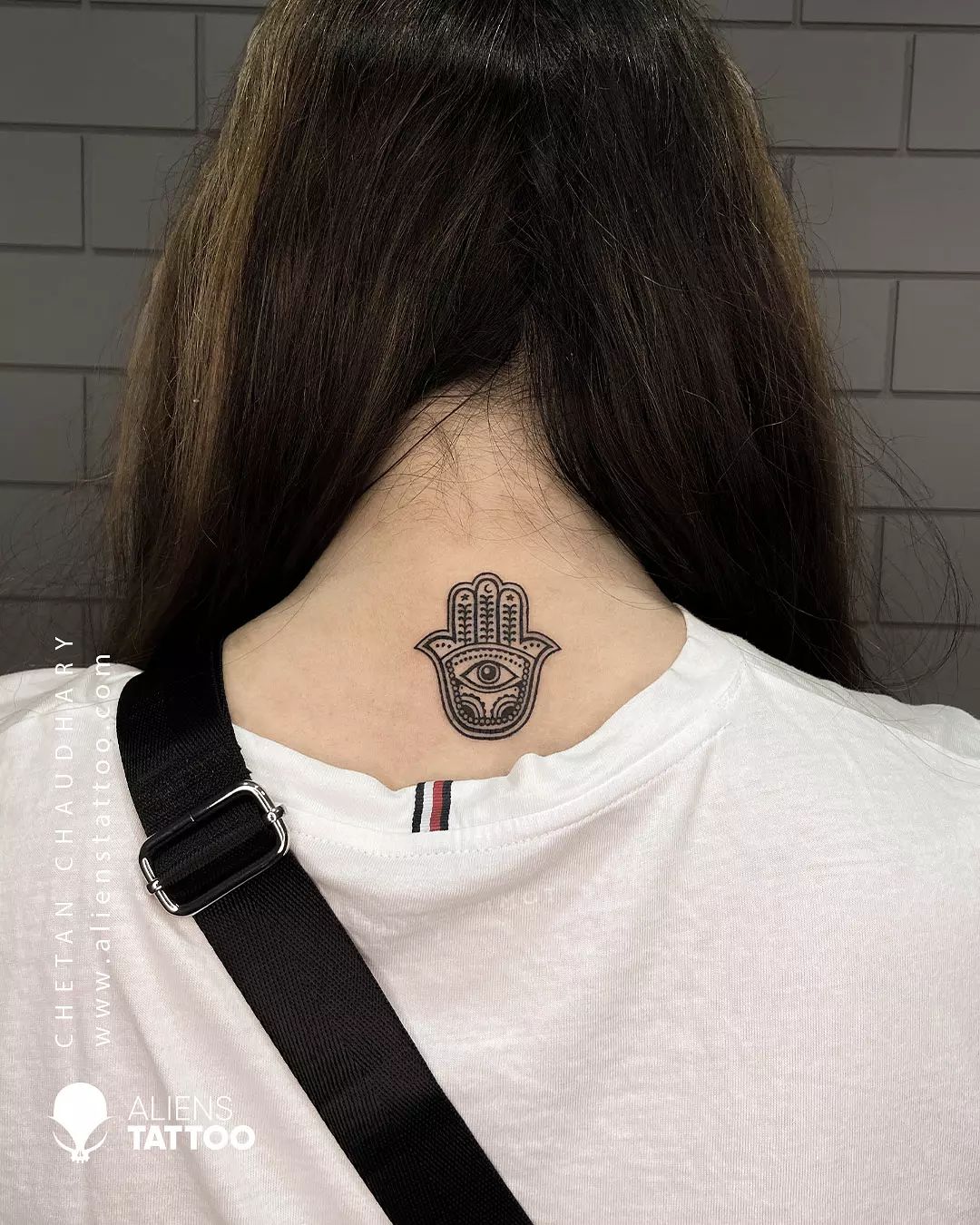 Pequeño tatuaje de cuello Hamsa