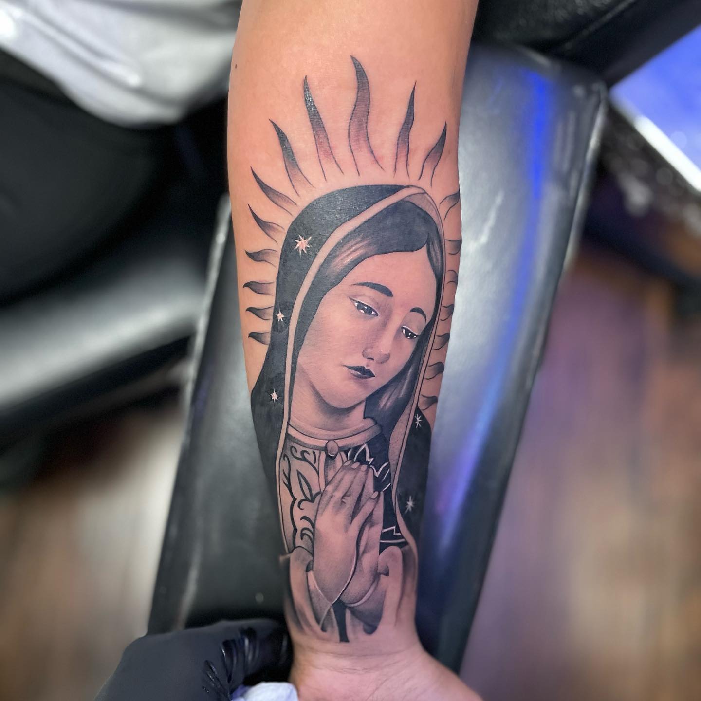 Pequeño tatuaje de la Virgen de Guadalupe