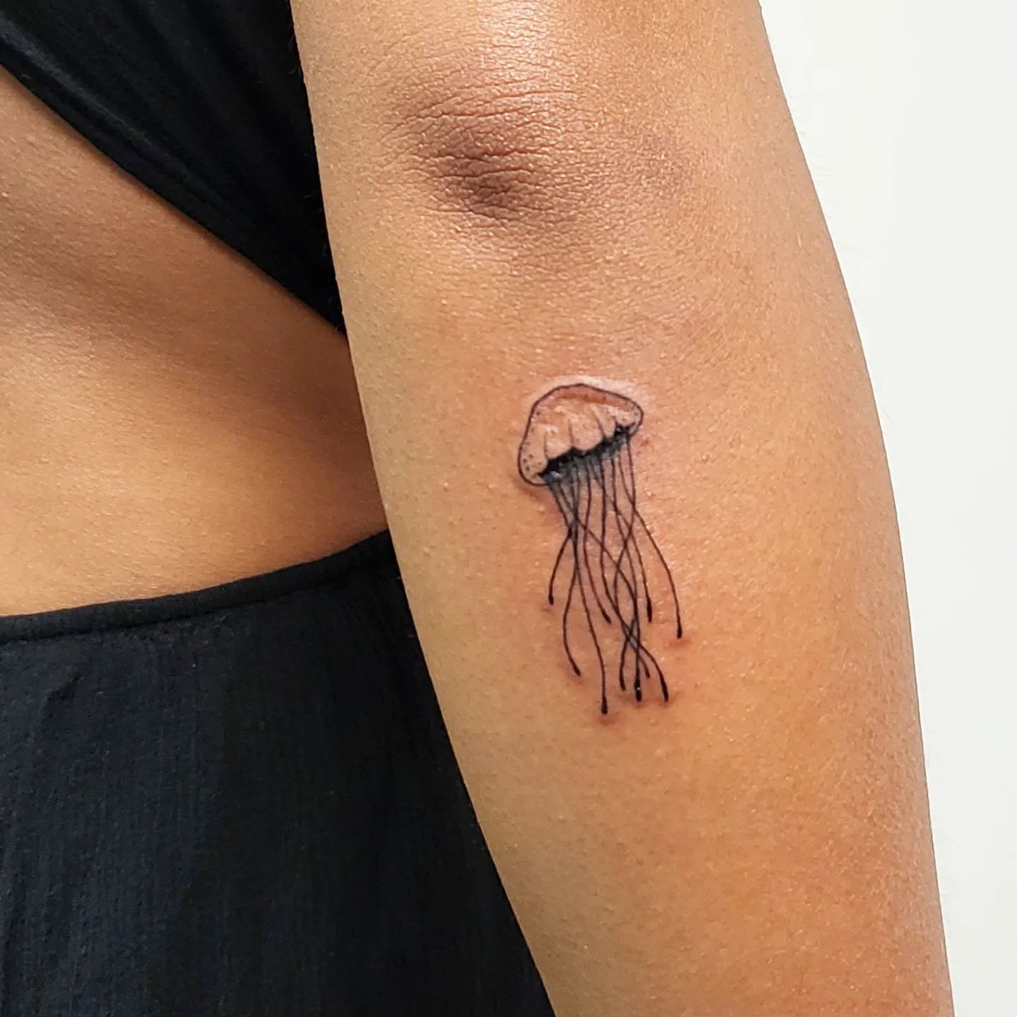 Pequeño tatuaje minimalista de medusa