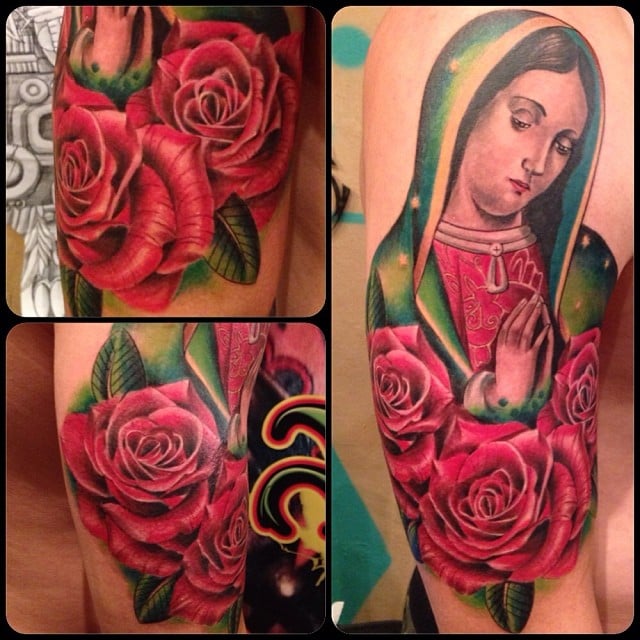 Rosas rojas y tatuaje de la Virgen de Guadalupe
