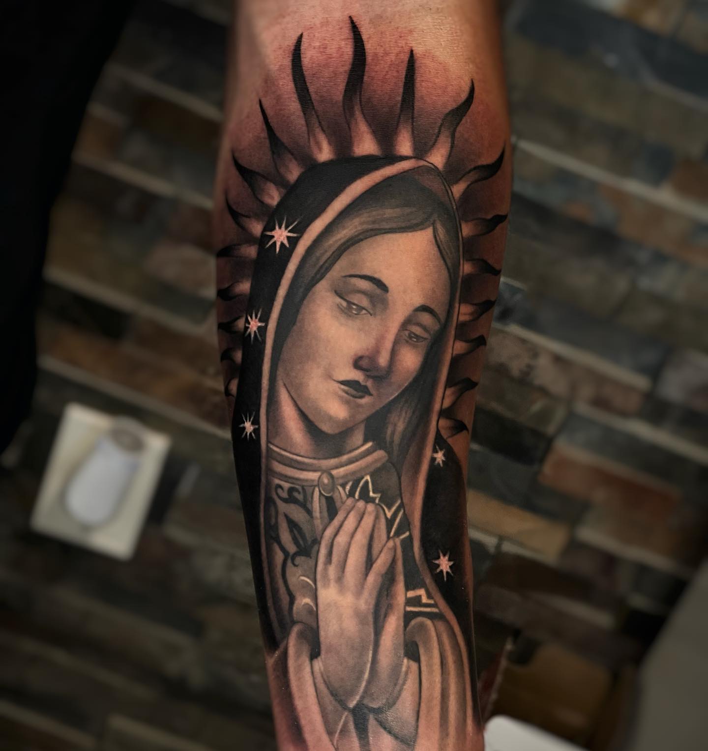 Tatuaje artístico de la Virgen de Guadalupe.