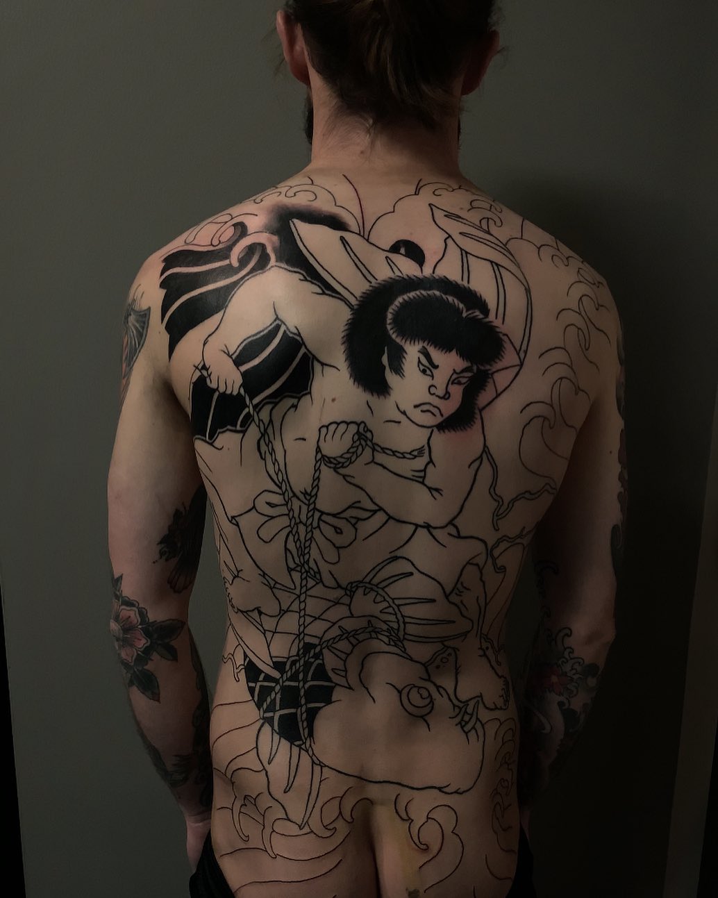 Tatuaje artístico en la espalda para hombres.