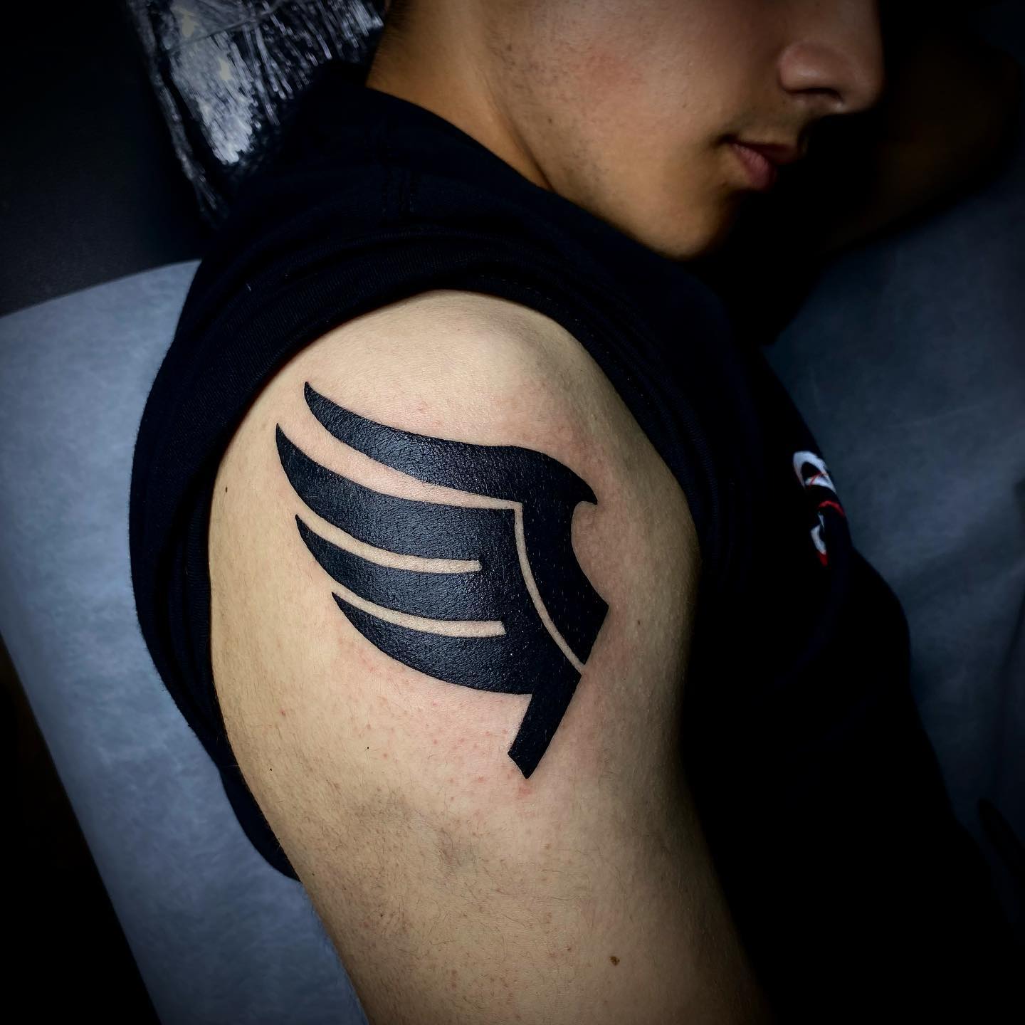 Tatuaje de alas negras en el hombro