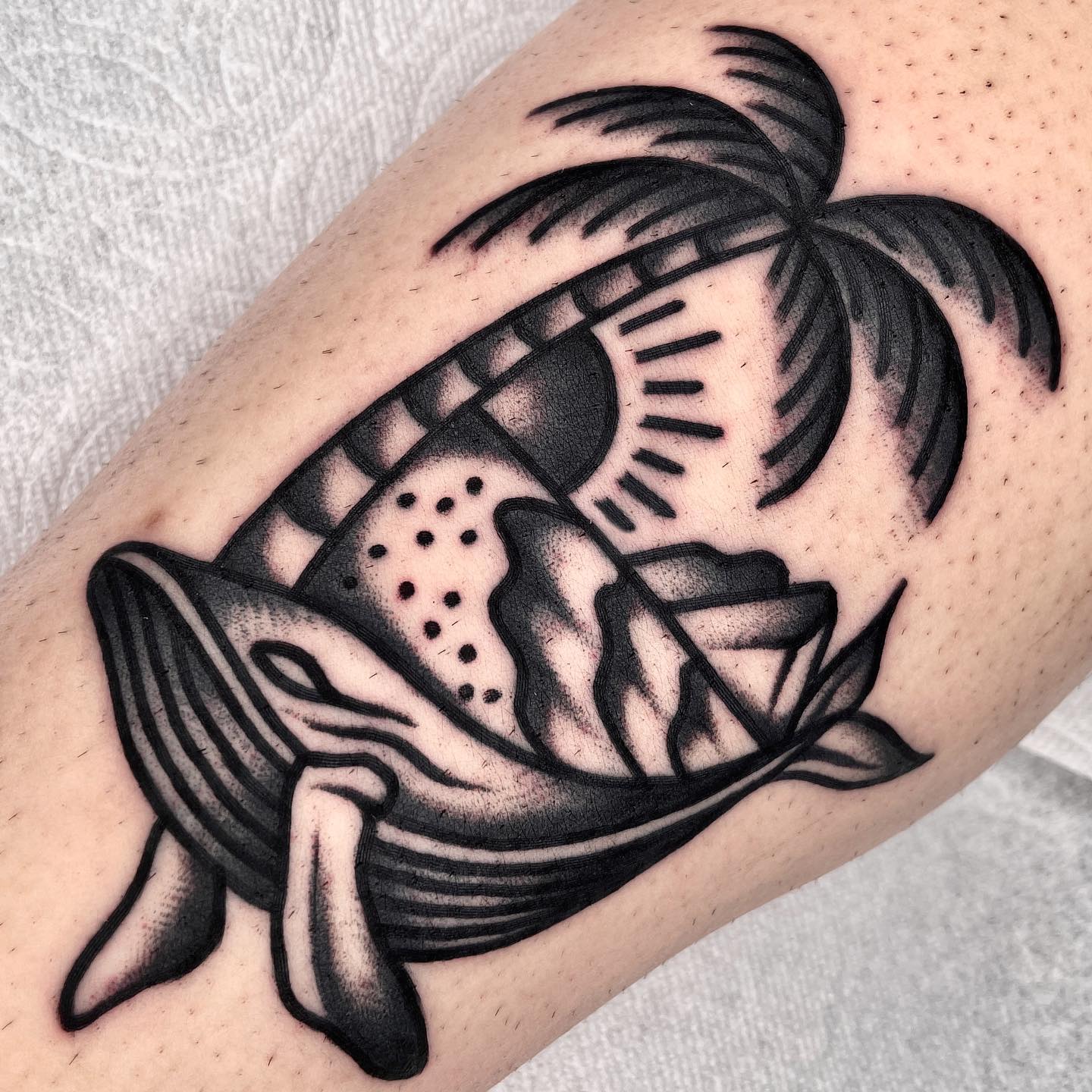 Tatuaje de ballena y palmera