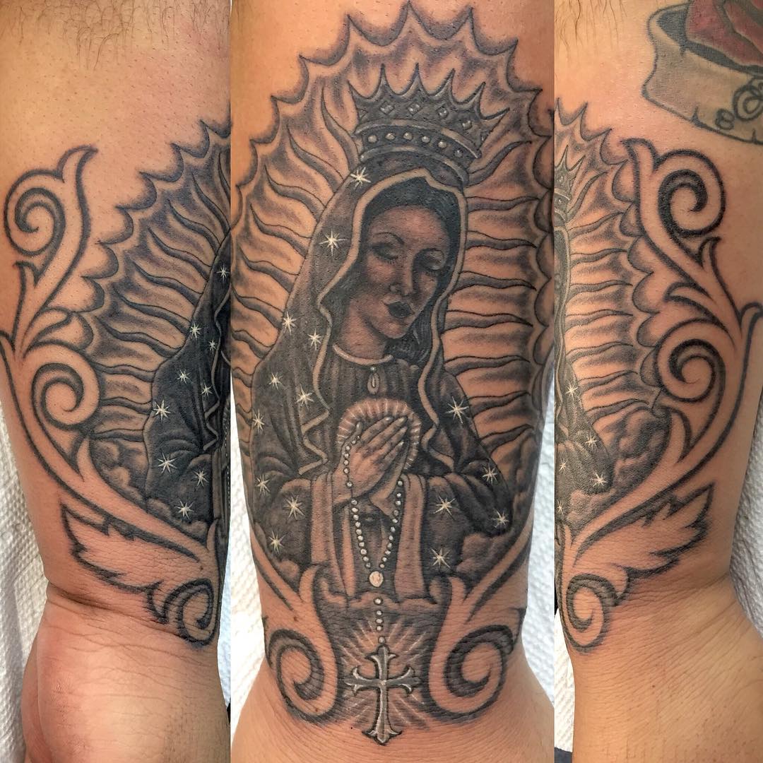 Tatuaje de Corona y la Virgen de Guadalupe.