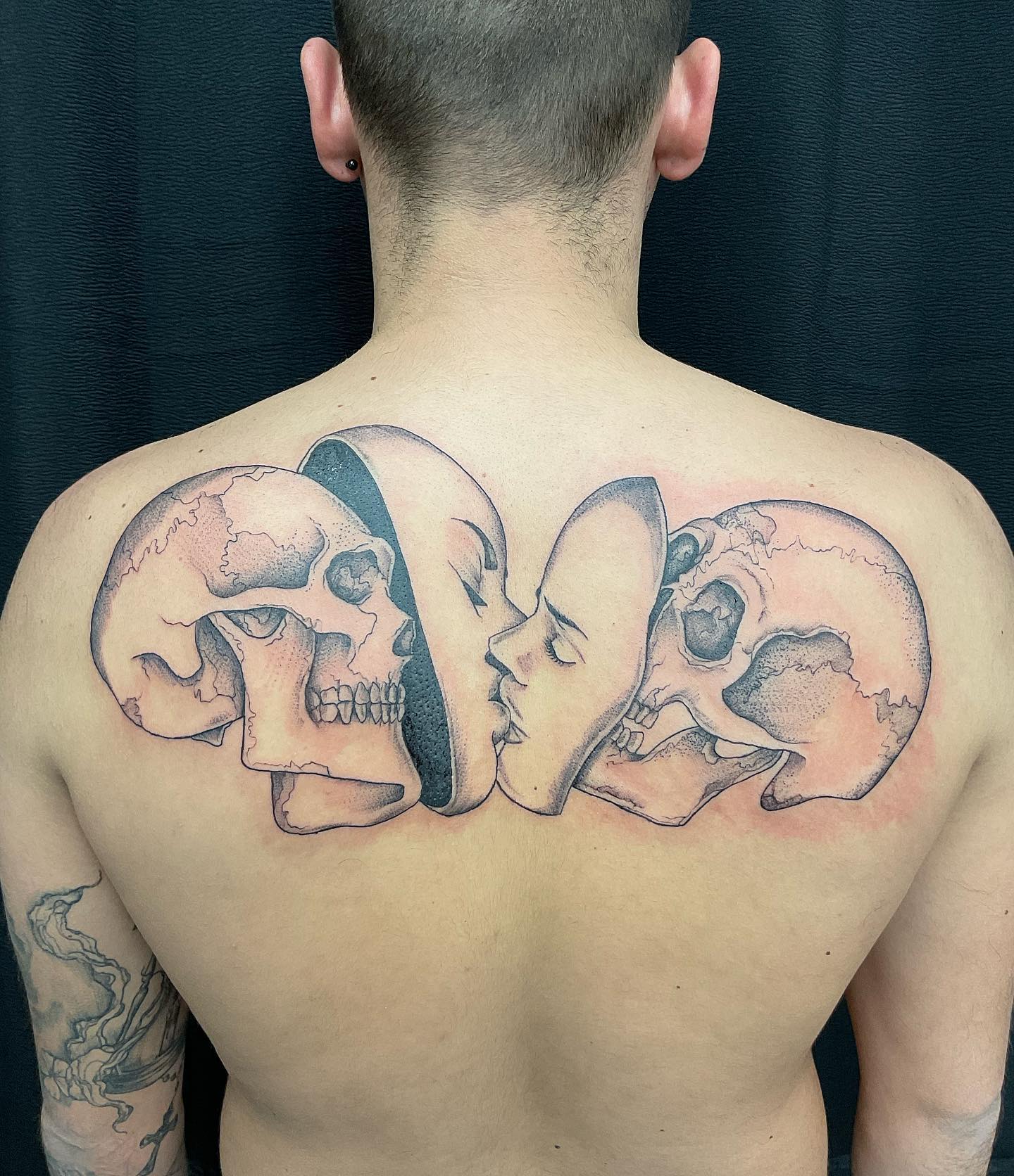 Tatuaje de Cráneo Genial en la Espalda
