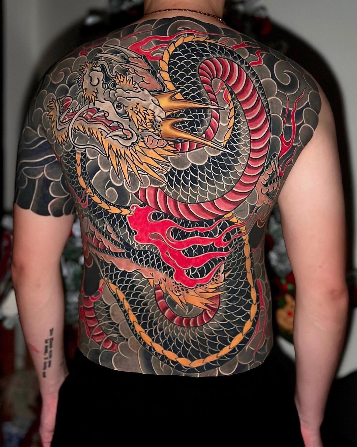 Tatuaje de Dragón Colorido en la Espalda
