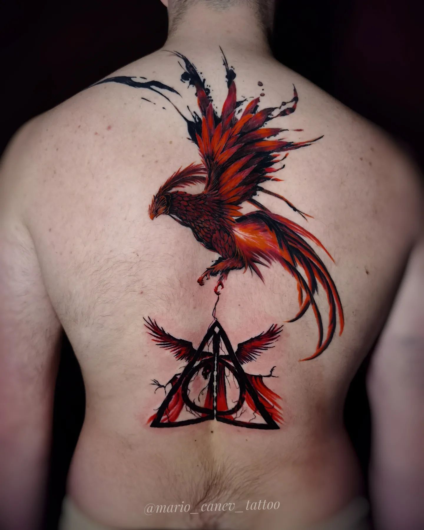 Tatuaje de fénix rojo en la espalda para hombres.