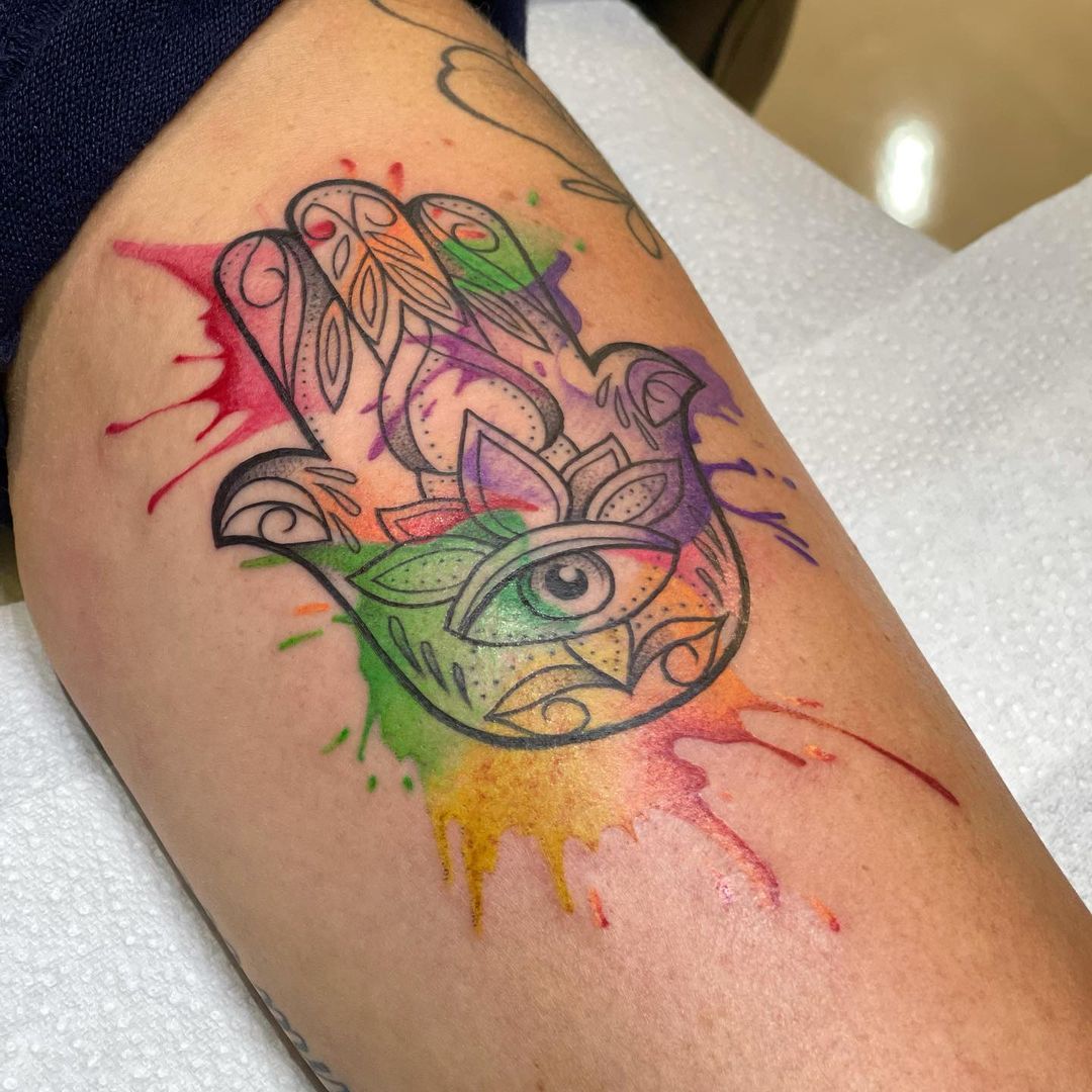 Tatuaje de Hamsa Colorido sobre el Muslo