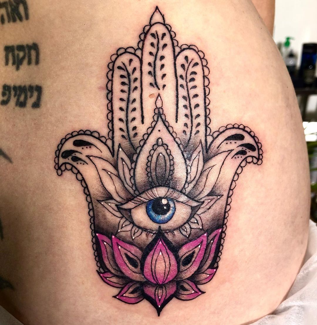 Tatuaje de Hamsa con símbolo de ojo.