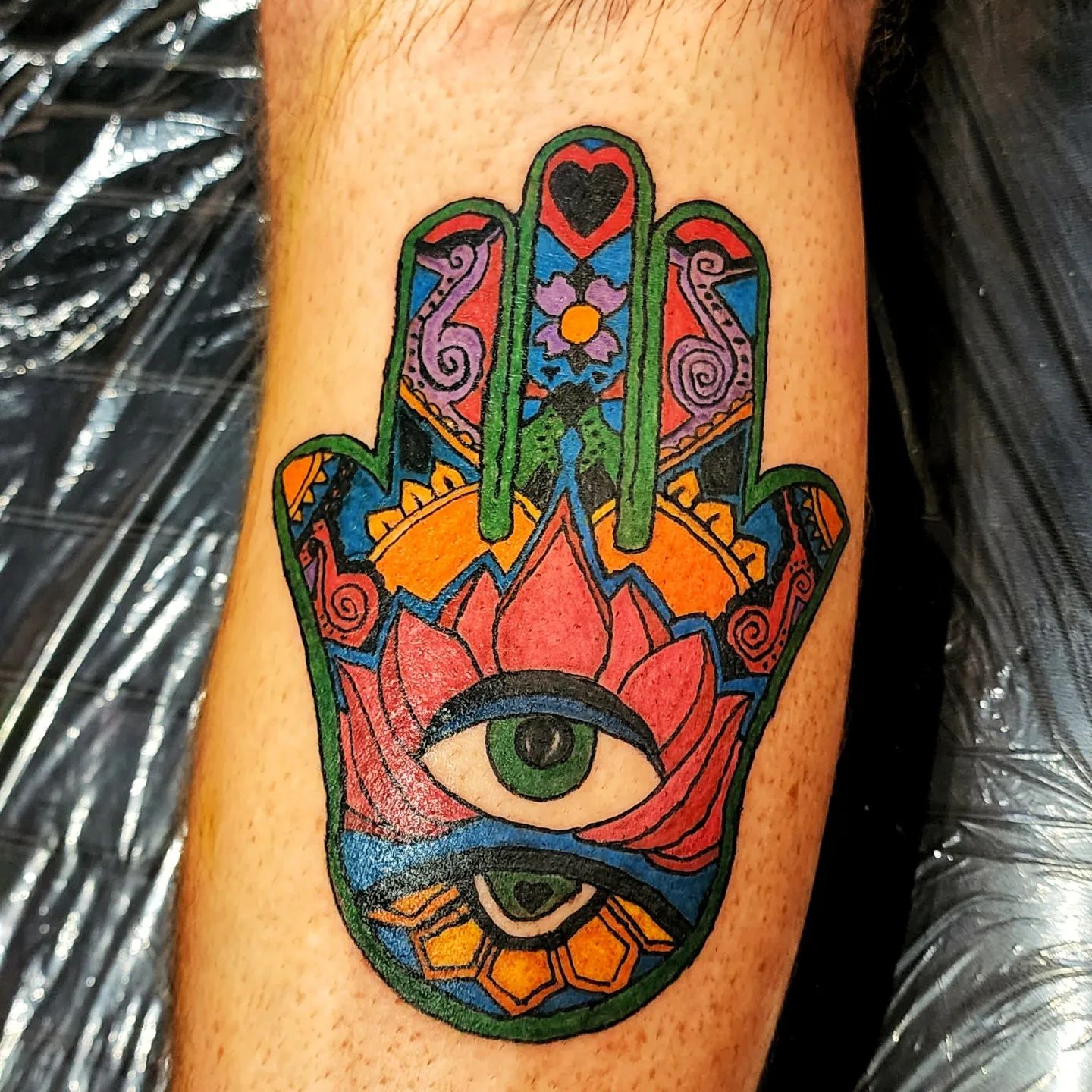 Tatuaje de hamsa de mosaico