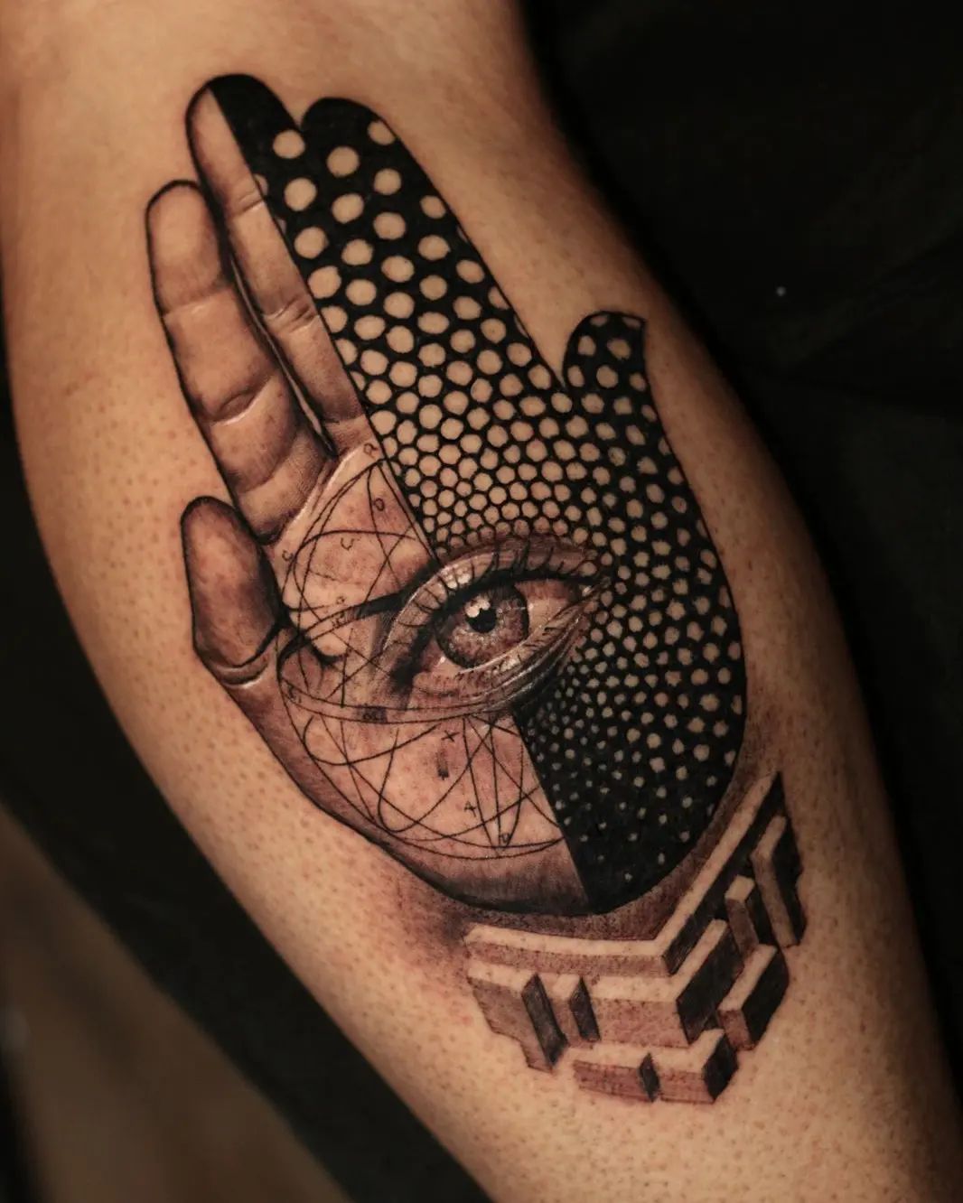 Tatuaje de Hamsa en Blackwork