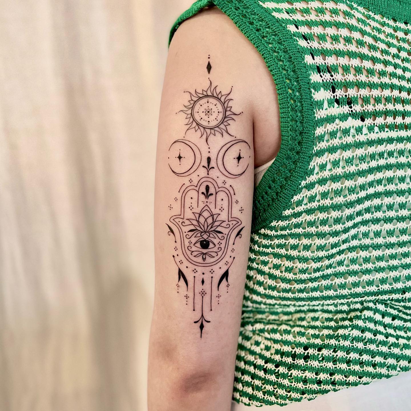 Tatuaje de Hamsa en el brazo.