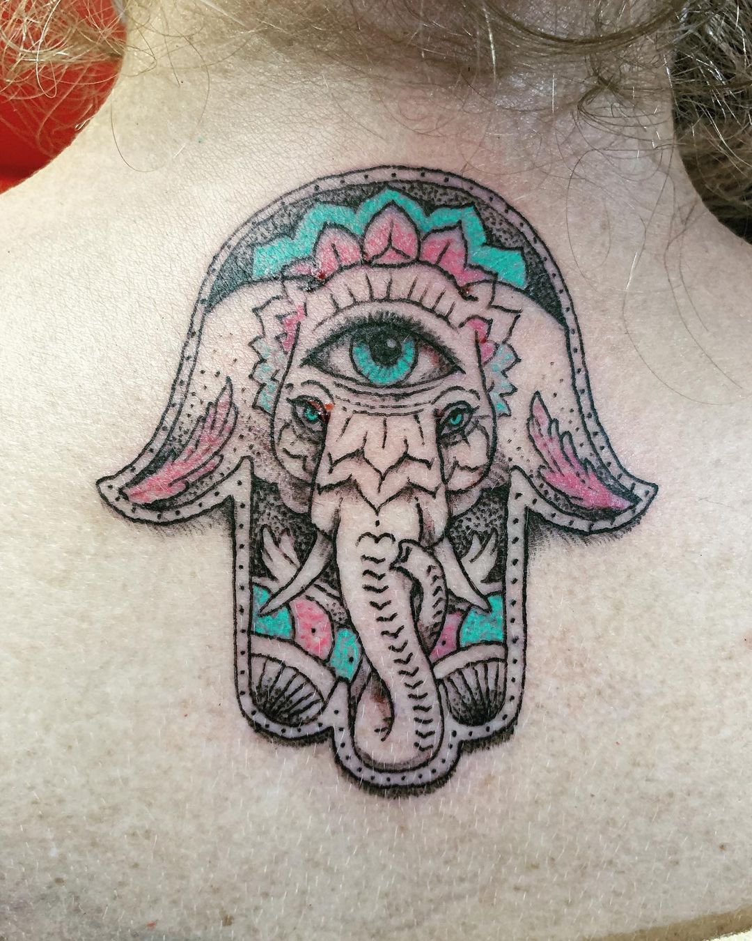 Tatuaje de Hamsa inspirado en elefantes
