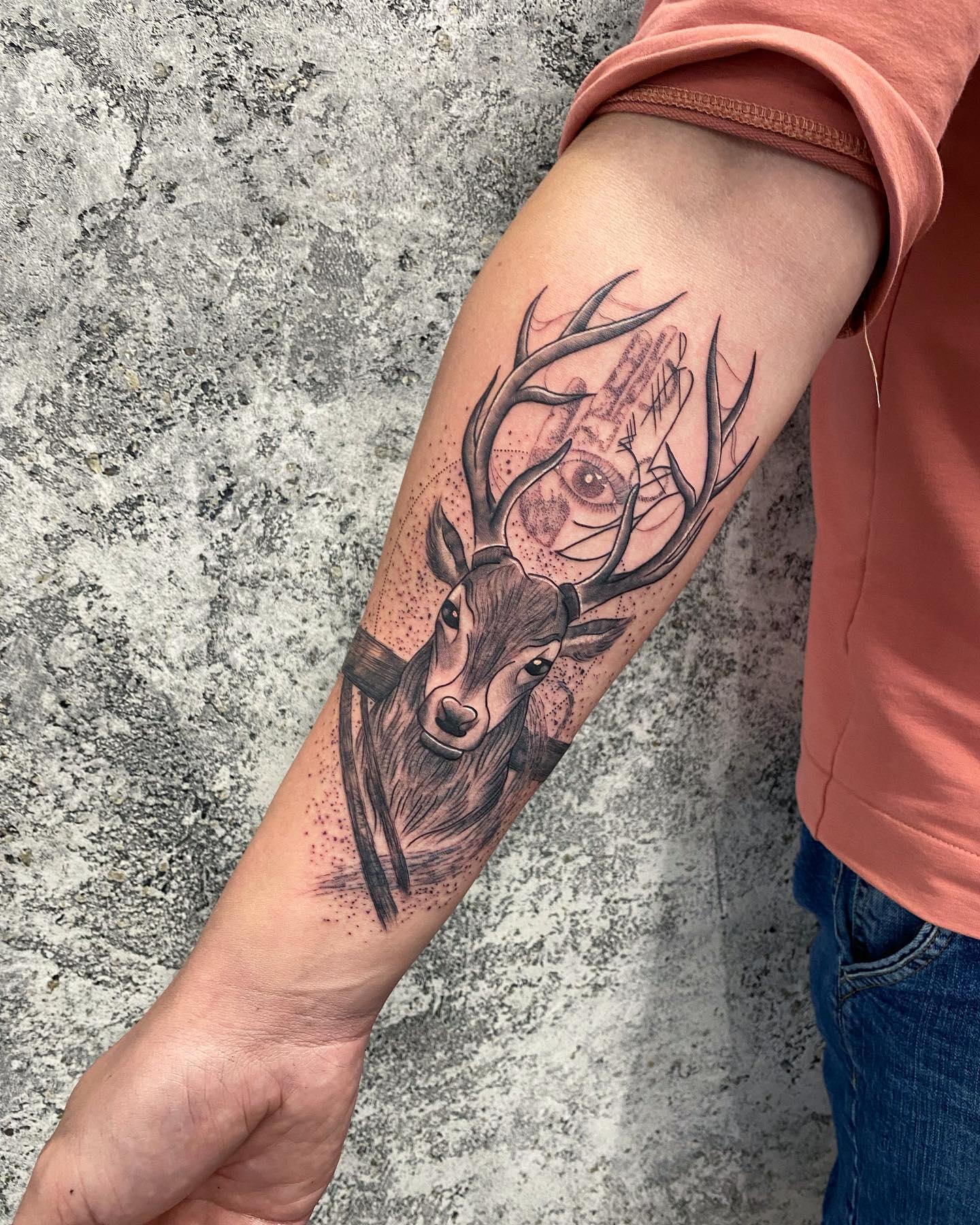 Tatuaje de Hamsa y ciervo