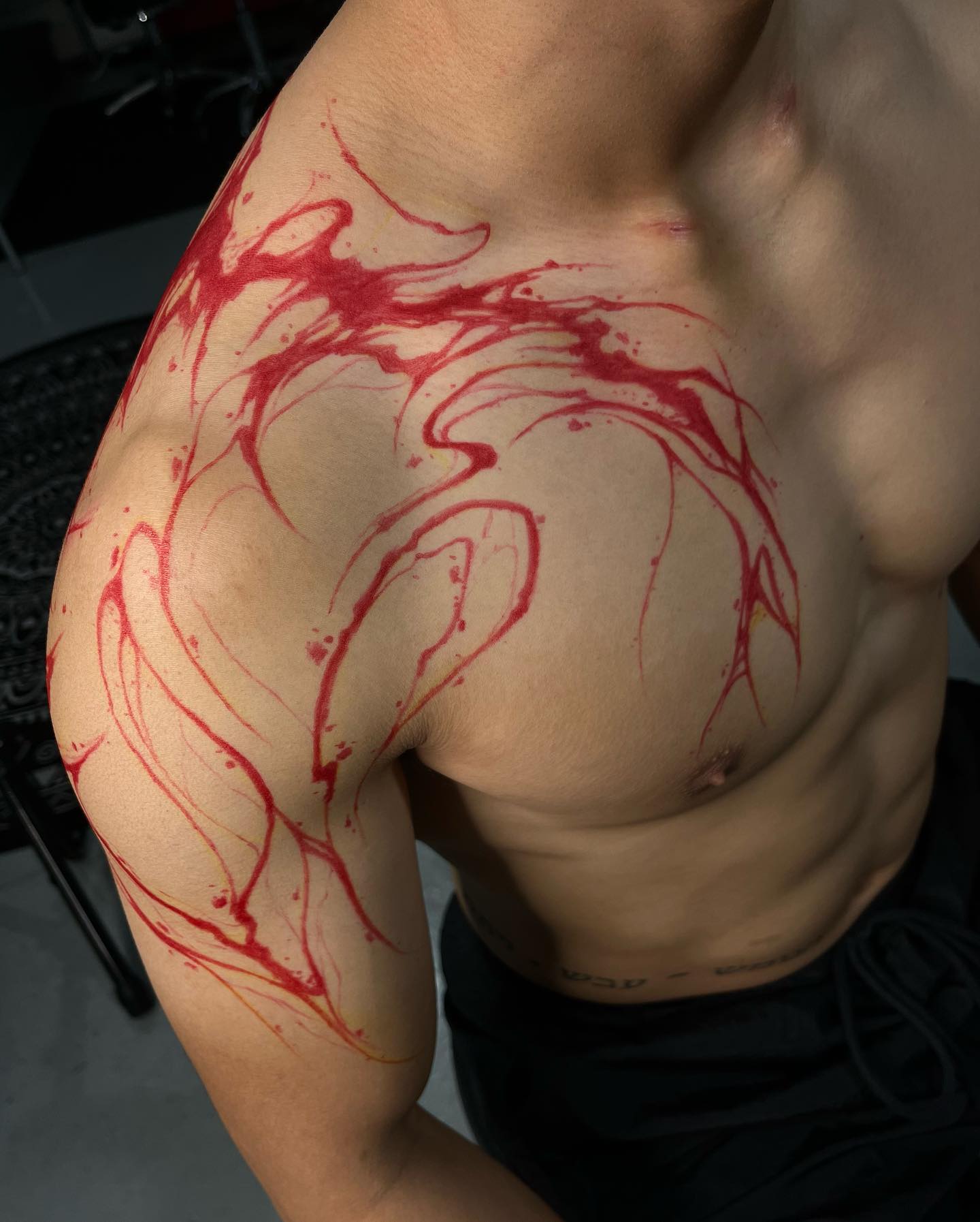 Tatuaje de Hombro con Salpicaduras Rojas