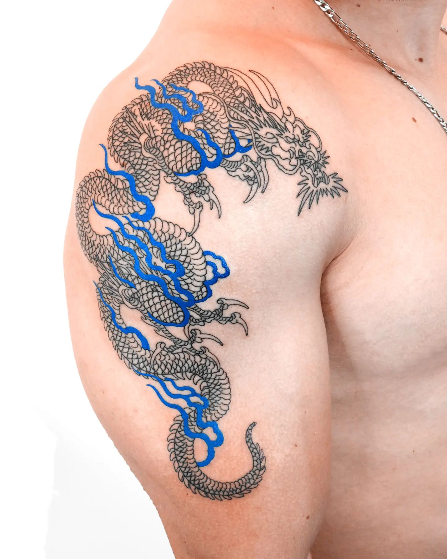 Tatuaje de Hombro con Tinta de Dragón.