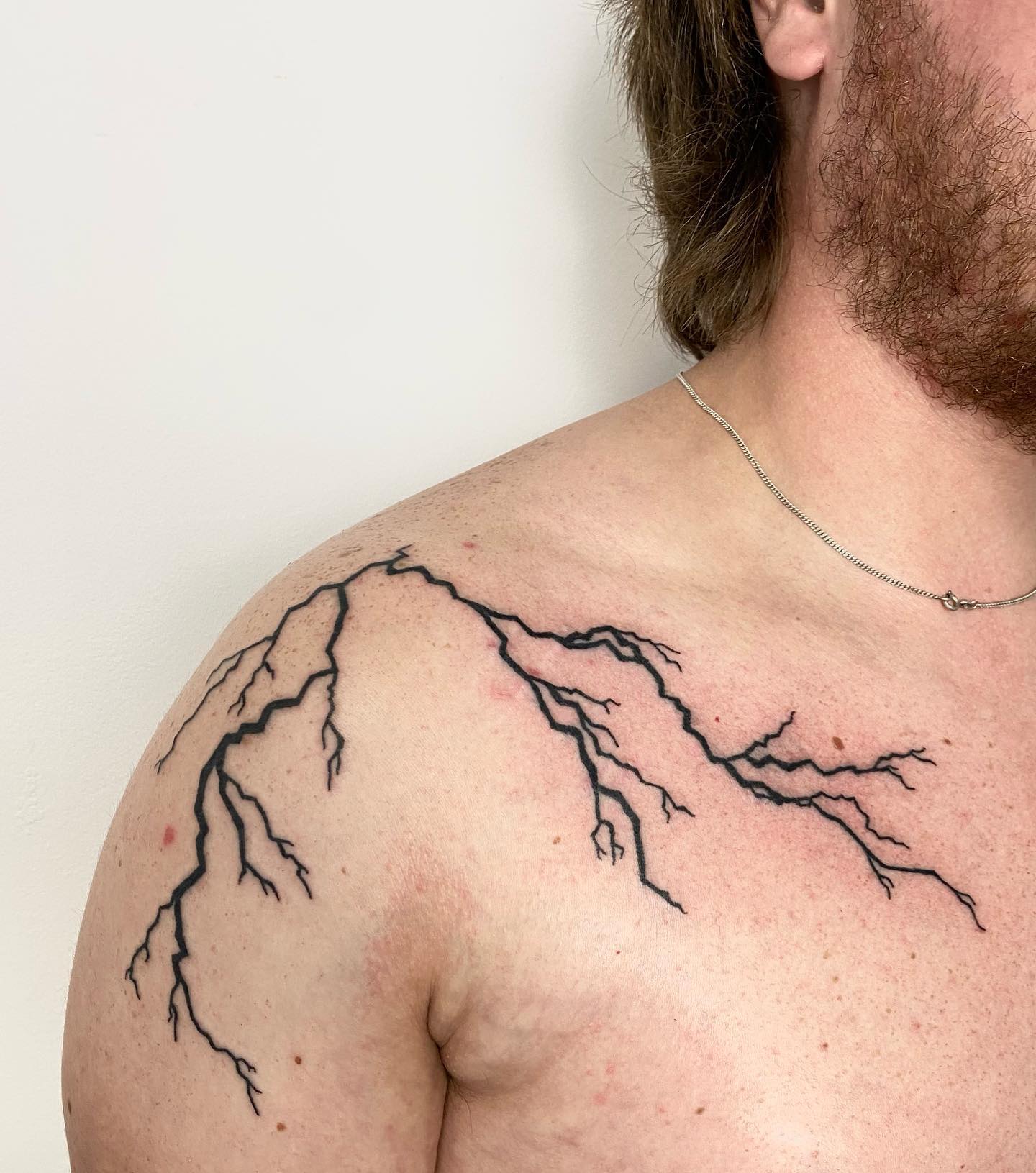 Tatuaje de hombro con tinta negra