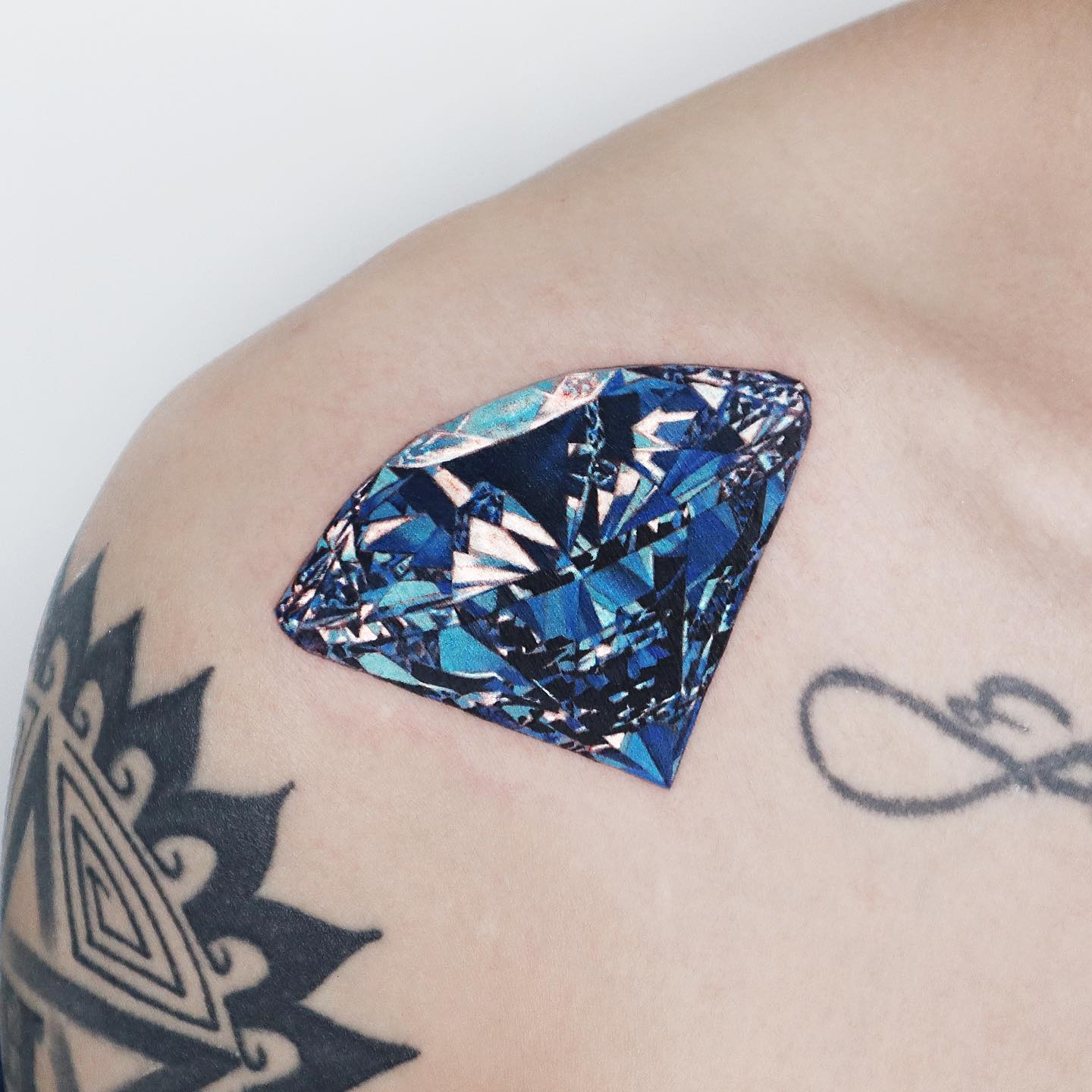 Tatuaje de hombro de diamante azul