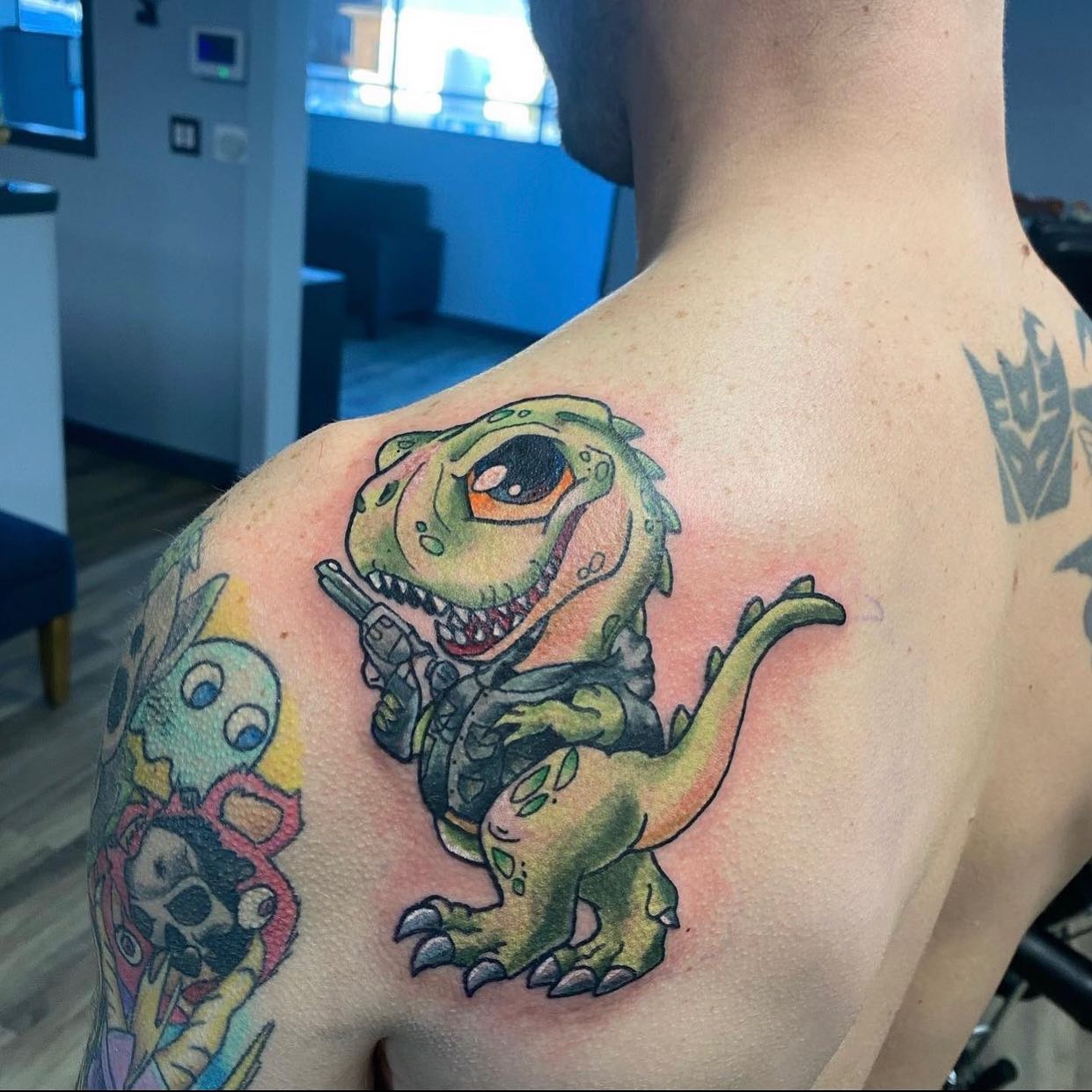 Tatuaje de hombro de dinosaurio