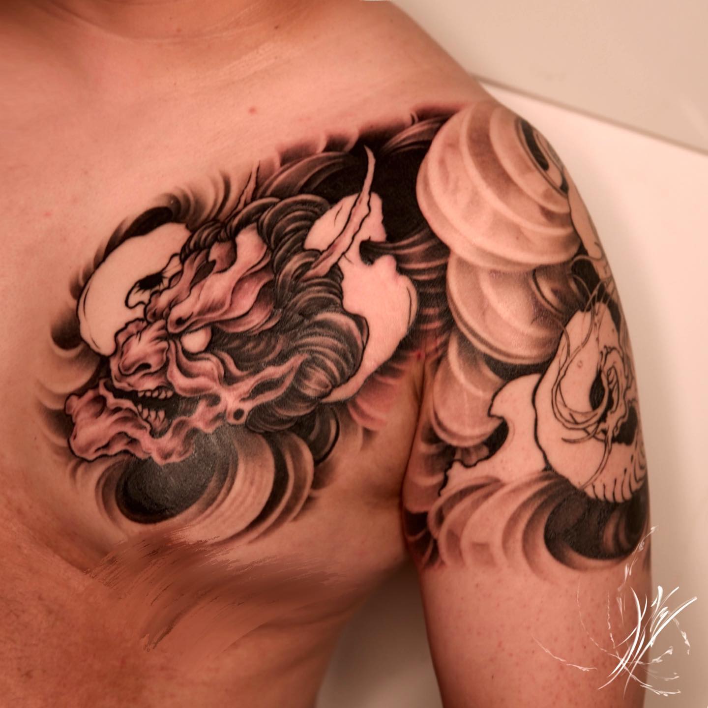 Tatuaje de hombro de dragón aterrador.