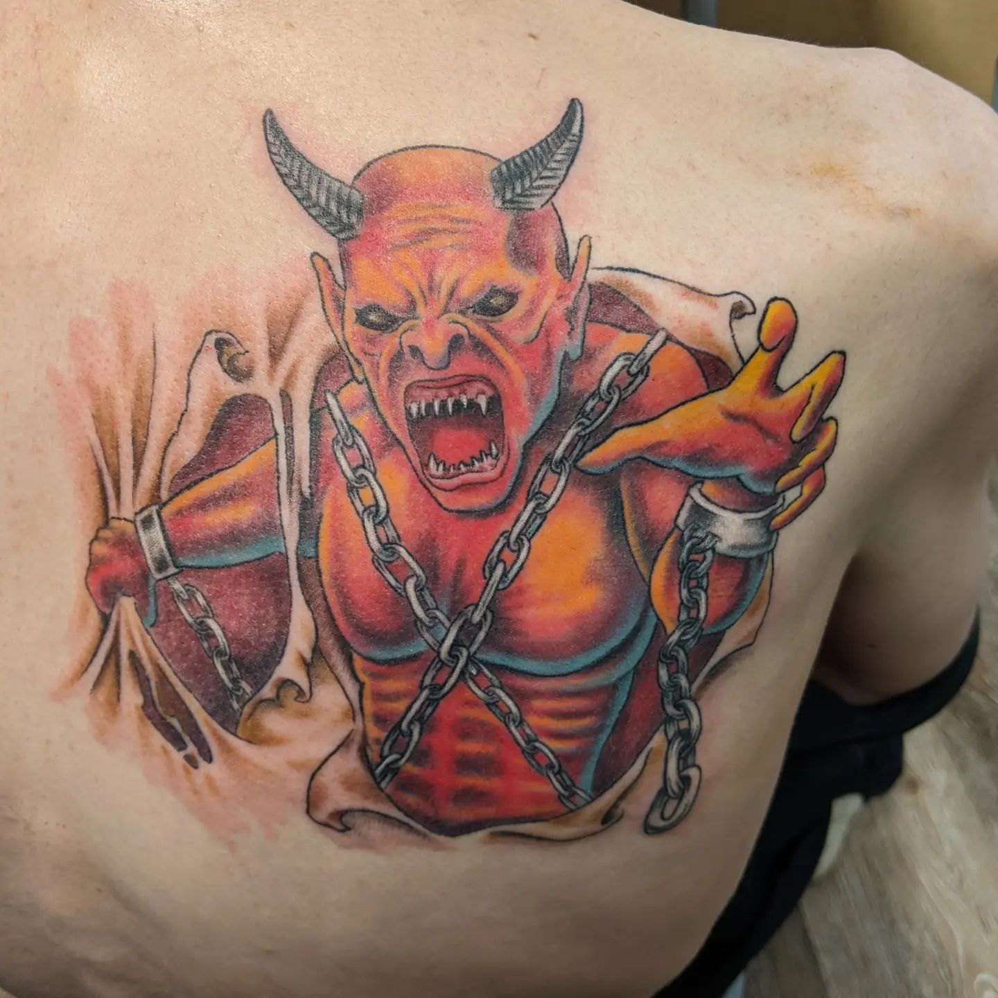 Tatuaje de Hombro del Diablo Rojo