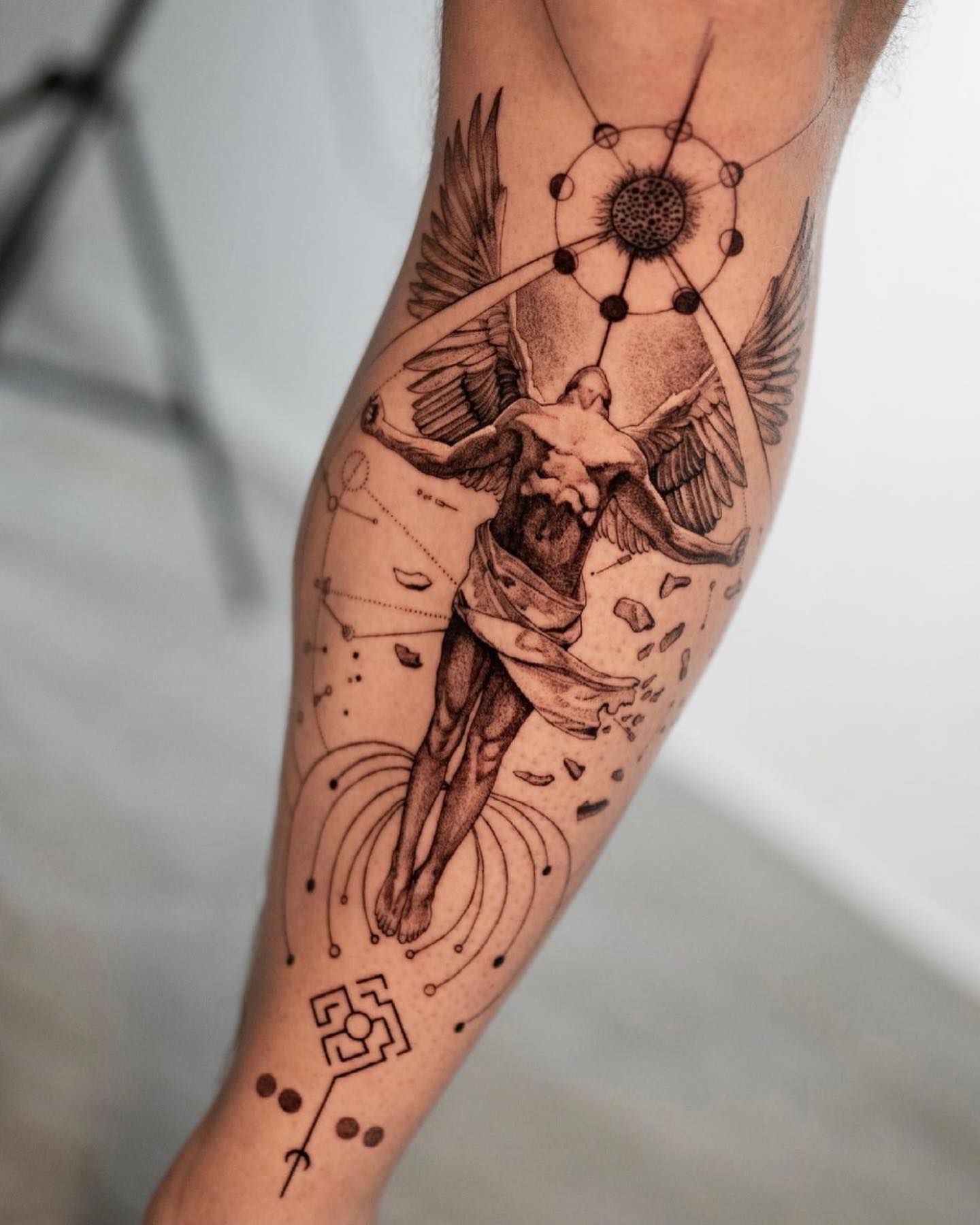 Tatuaje de Ícaro en la pierna.