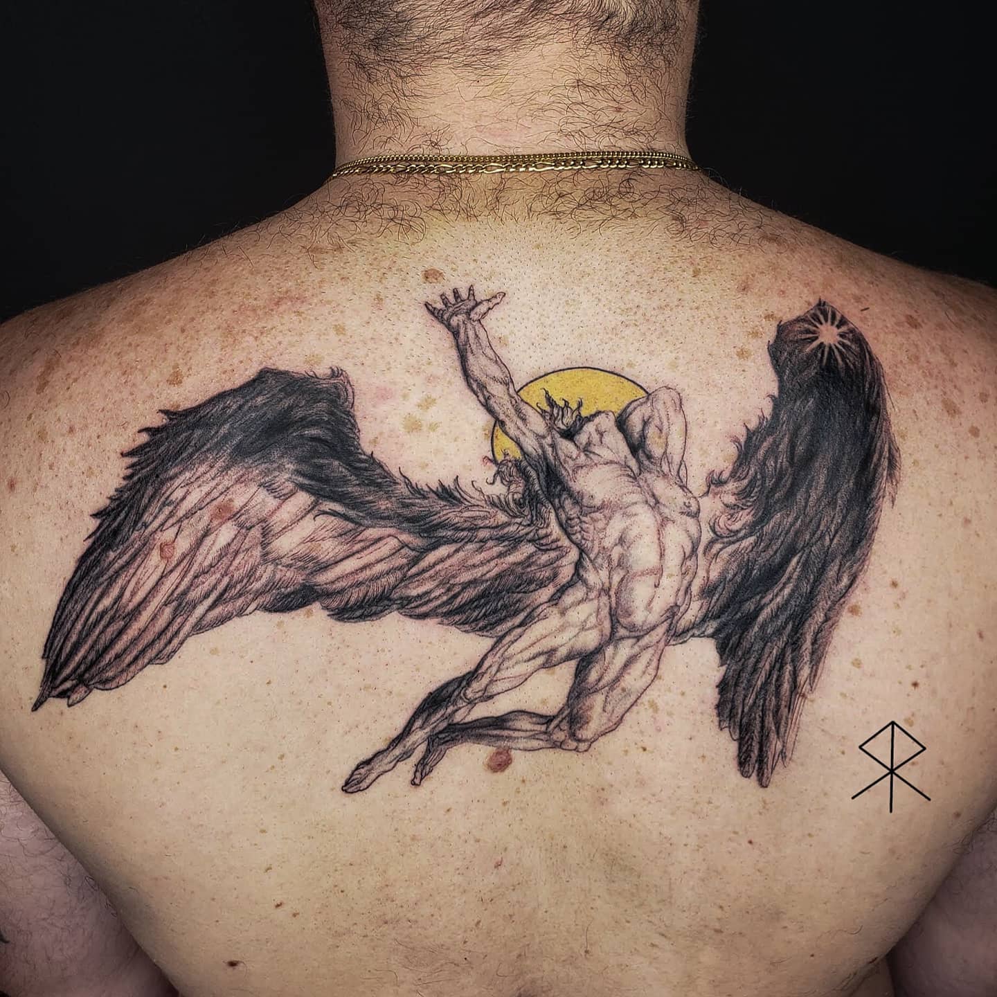 Tatuaje de Ícaro para hombres en la espalda.