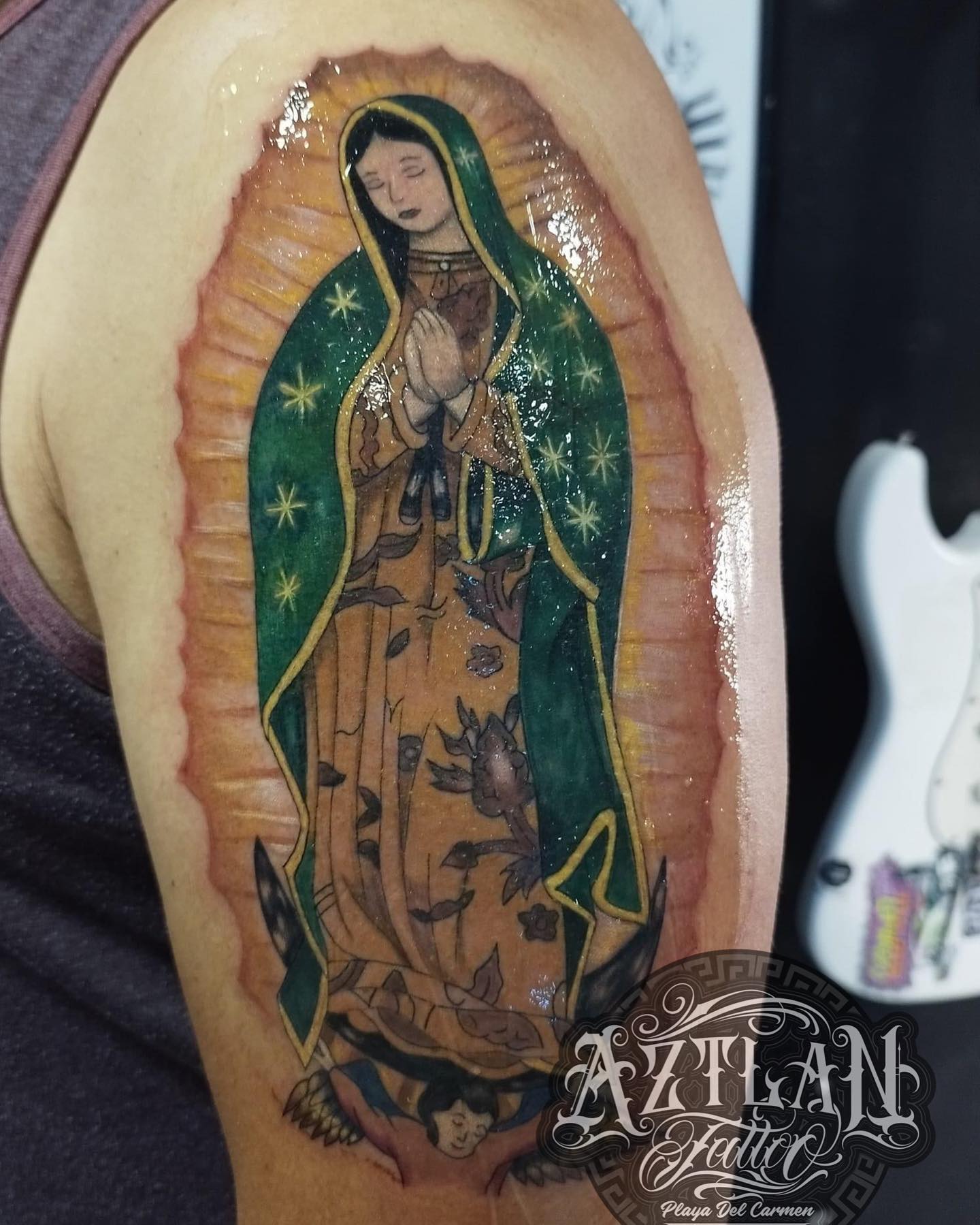 Tatuaje de la Virgen de Guadalupe colorido