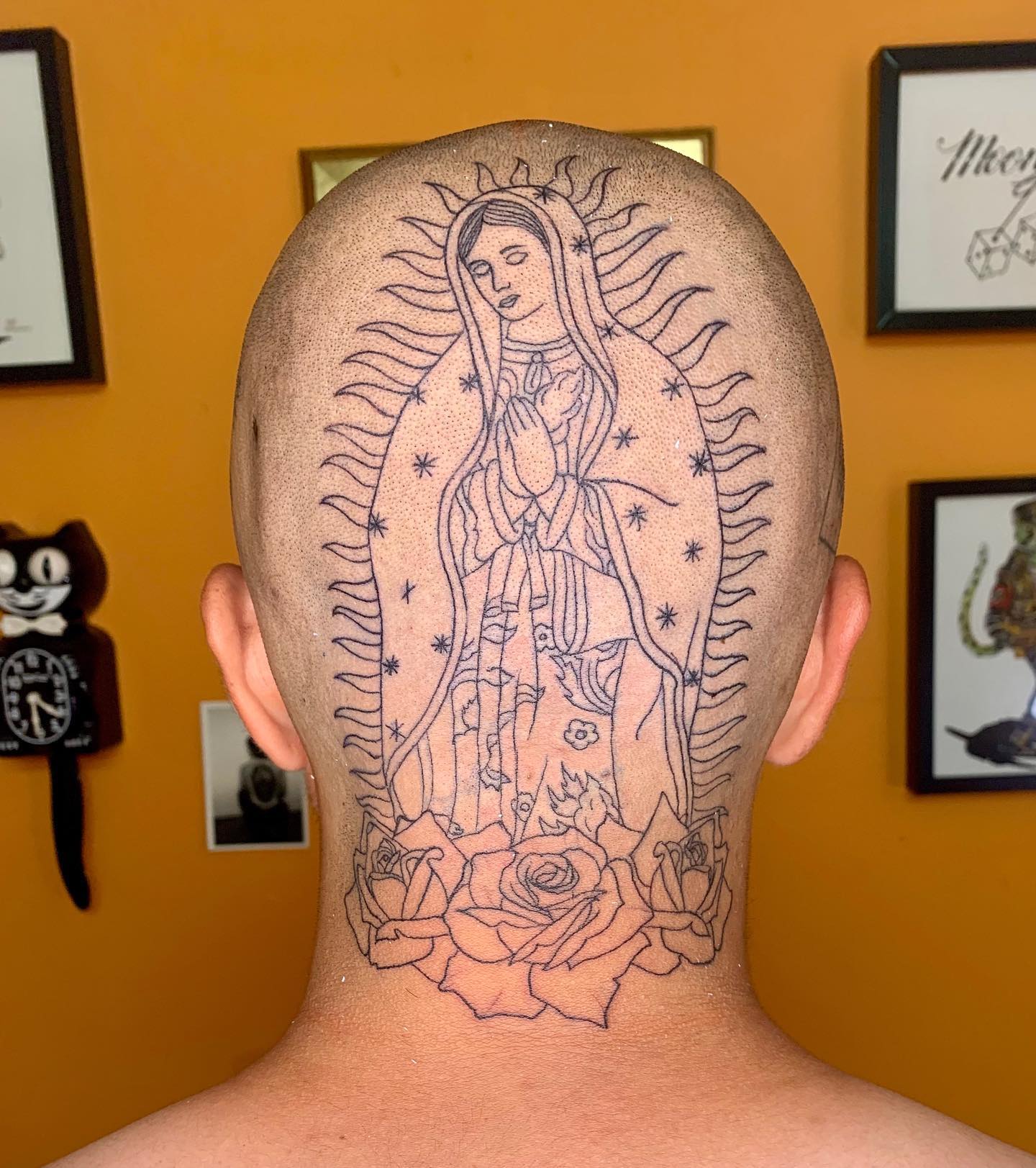 Tatuaje de la Virgen de Guadalupe en la cabeza