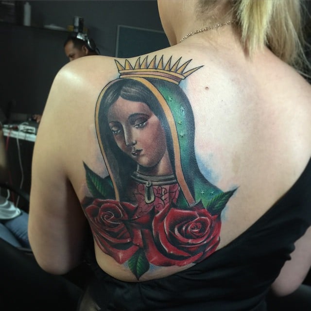 Tatuaje de la Virgen de Guadalupe en la espalda.