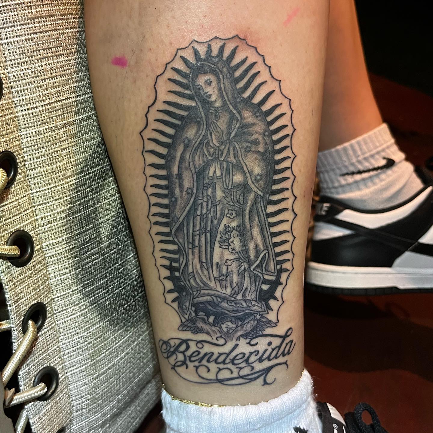 Tatuaje de La Virgen de Guadalupe en la Pierna