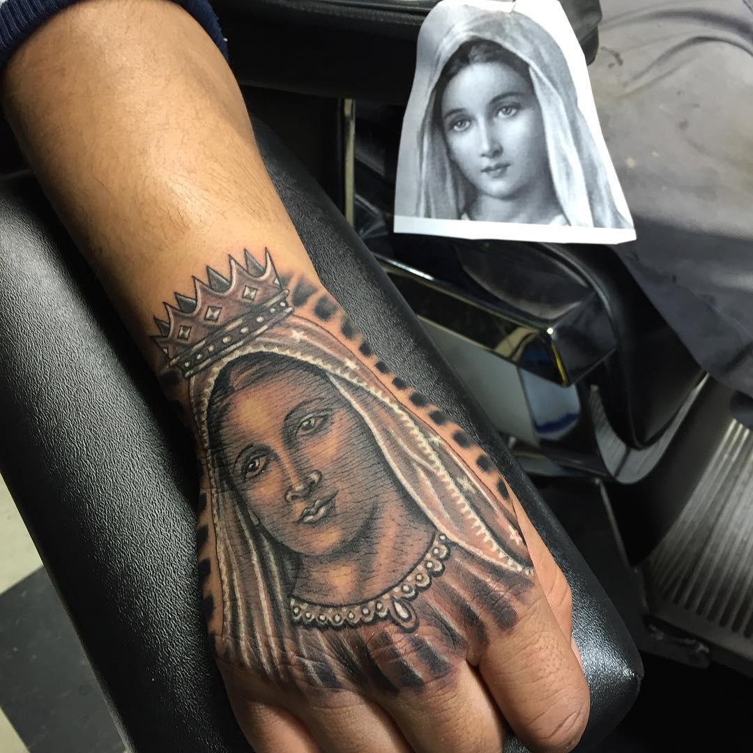 Tatuaje de la Virgen de Guadalupe en mano