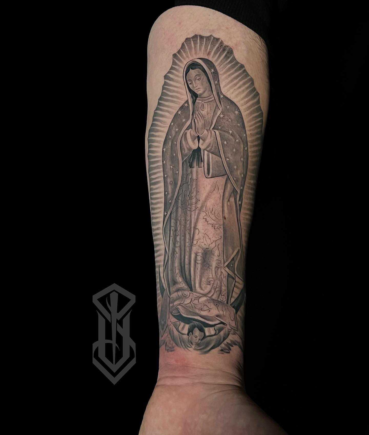 Tatuaje de la Virgen de Guadalupe en negro y gris