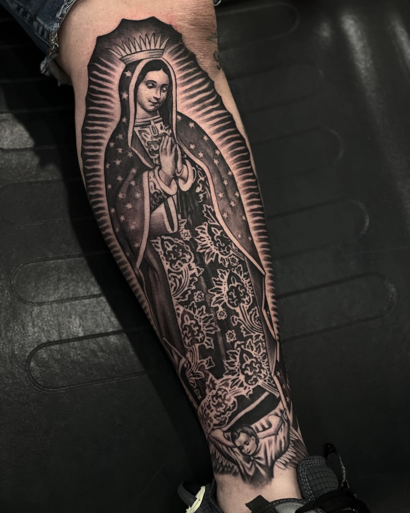 Tatuaje de la Virgen de Guadalupe en técnica de Blackwork