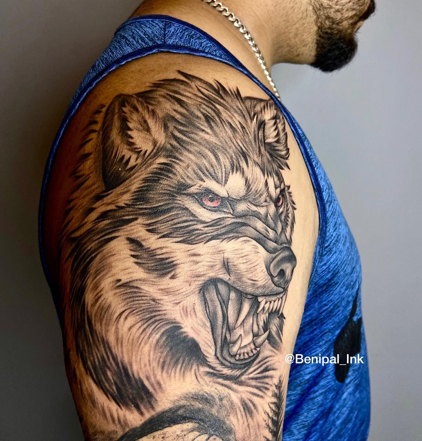 Tatuaje de lobo malo en el hombro