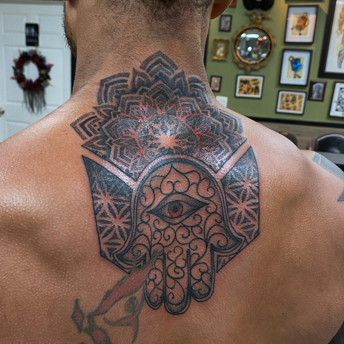 Tatuaje de Loto y Hamsa en el cuello
