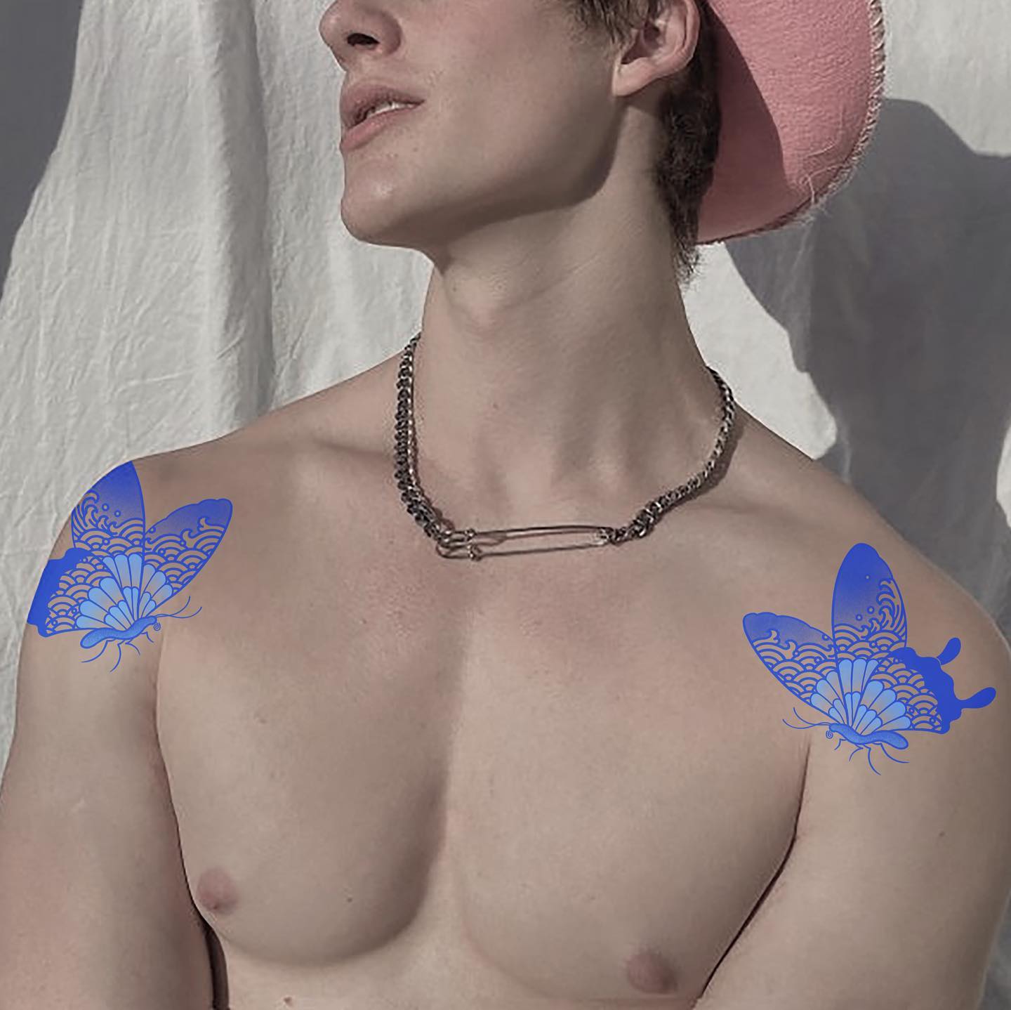 Tatuaje de mariposa en el hombro para hombres.
