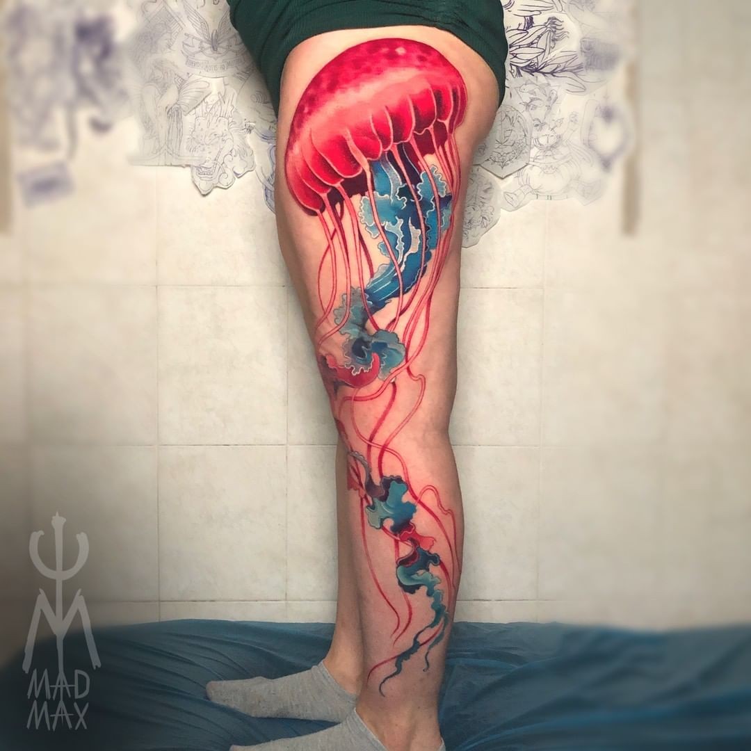 Tatuaje de medusa de muslos grandes