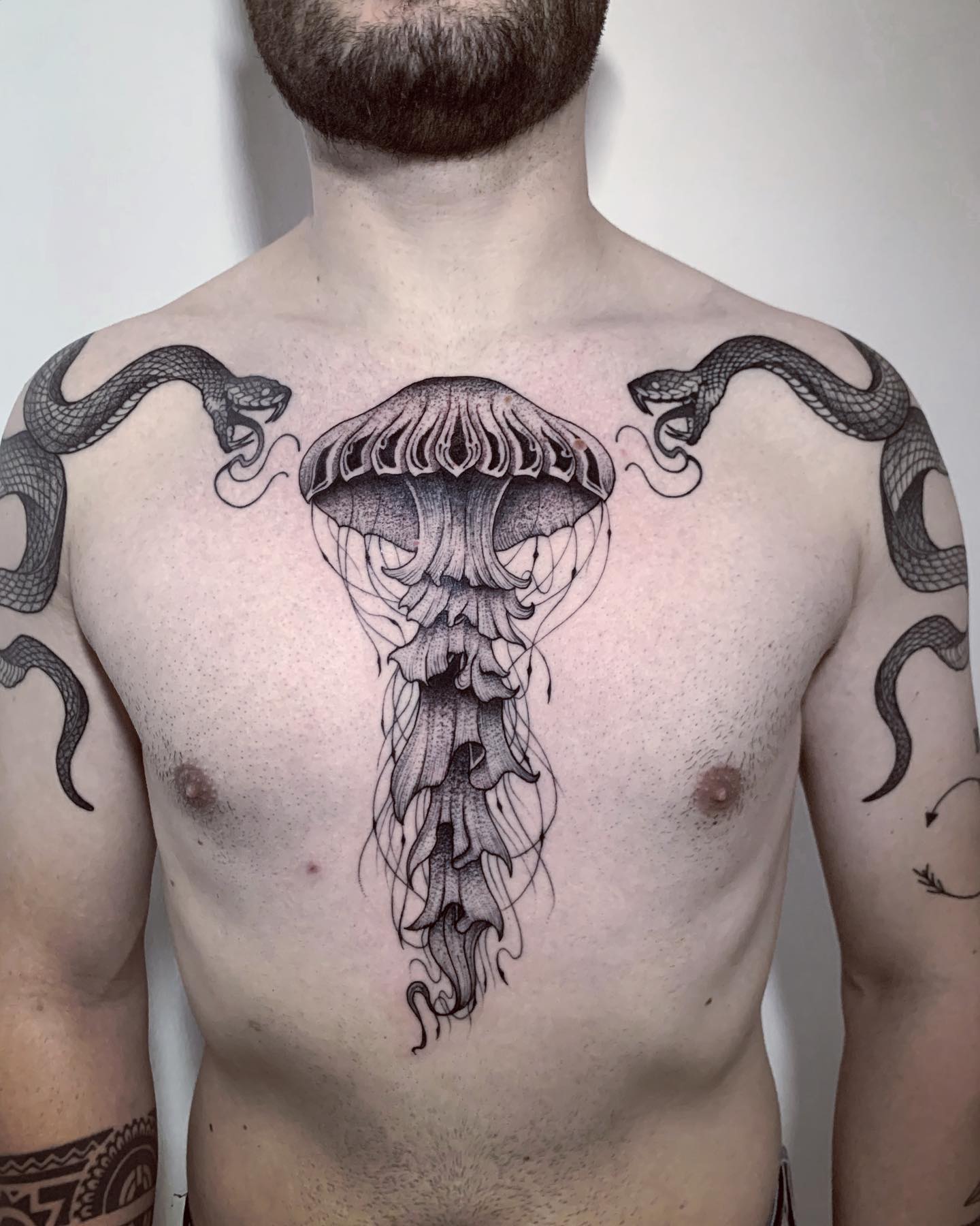 Tatuaje de medusa en el pecho.
