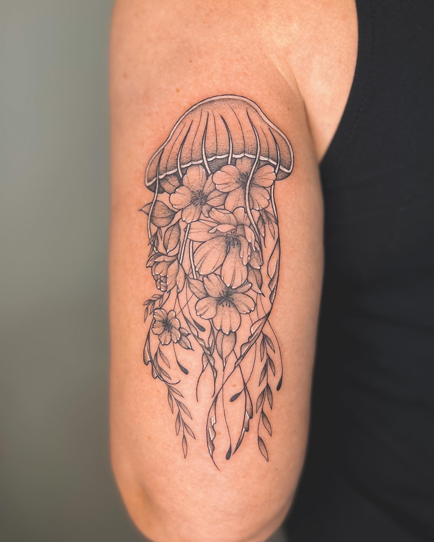 Tatuaje de medusa en tinta negra.