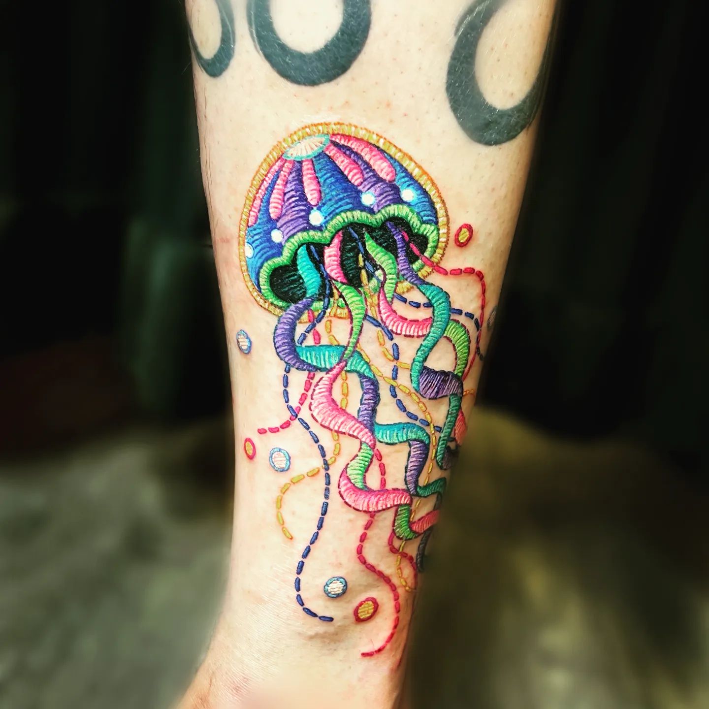 Tatuaje de medusa fresco y colorido