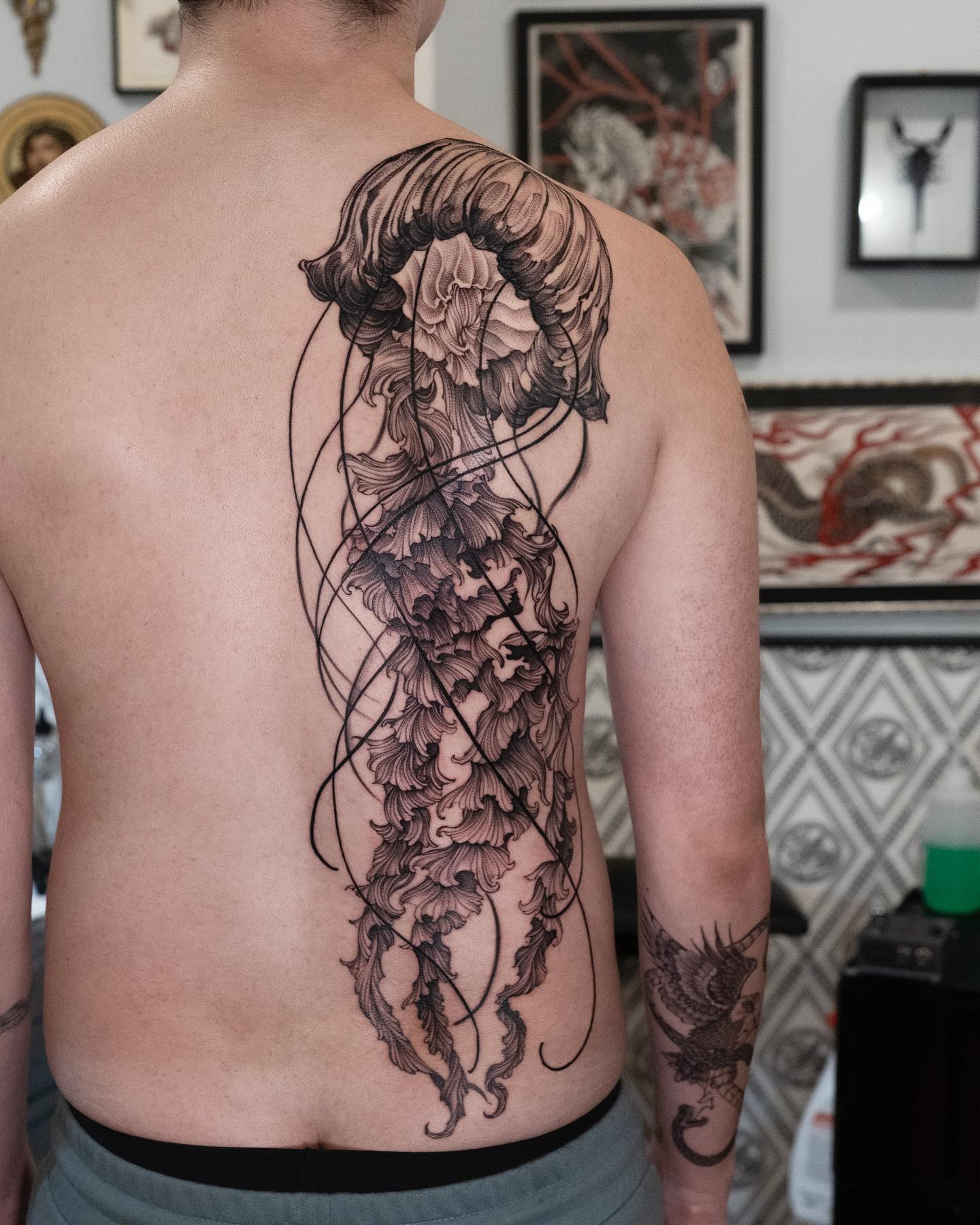 Tatuaje de medusa grande en la espalda para hombres